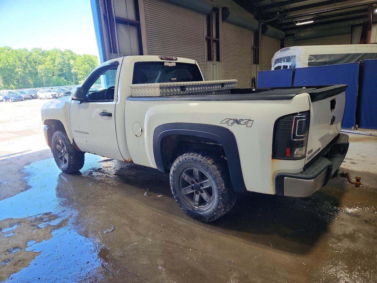 2011 Chevrolet Silverado K1500 White vin: 1GCNKPEA8BZ260929