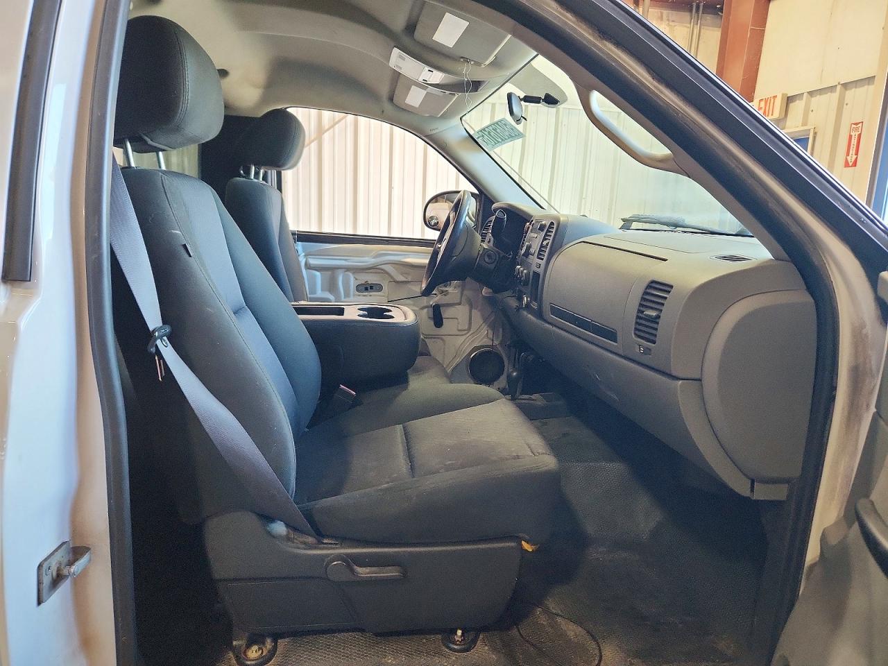 2011 Chevrolet Silverado K1500 White vin: 1GCNKPEA8BZ260929