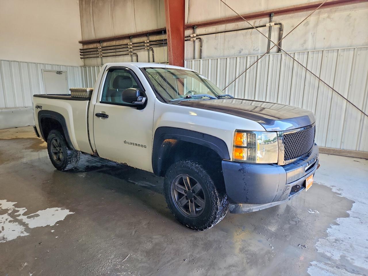 2011 Chevrolet Silverado K1500 White vin: 1GCNKPEA8BZ260929