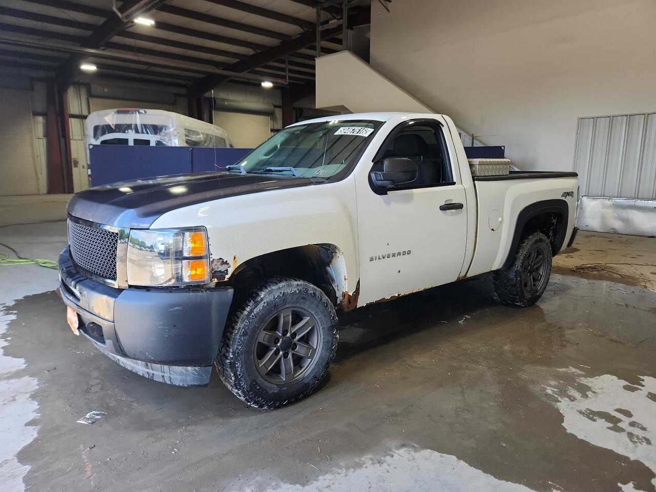 2011 Chevrolet Silverado K1500 White vin: 1GCNKPEA8BZ260929 Damage: Left Front Fender, Rust, > 12 Inches