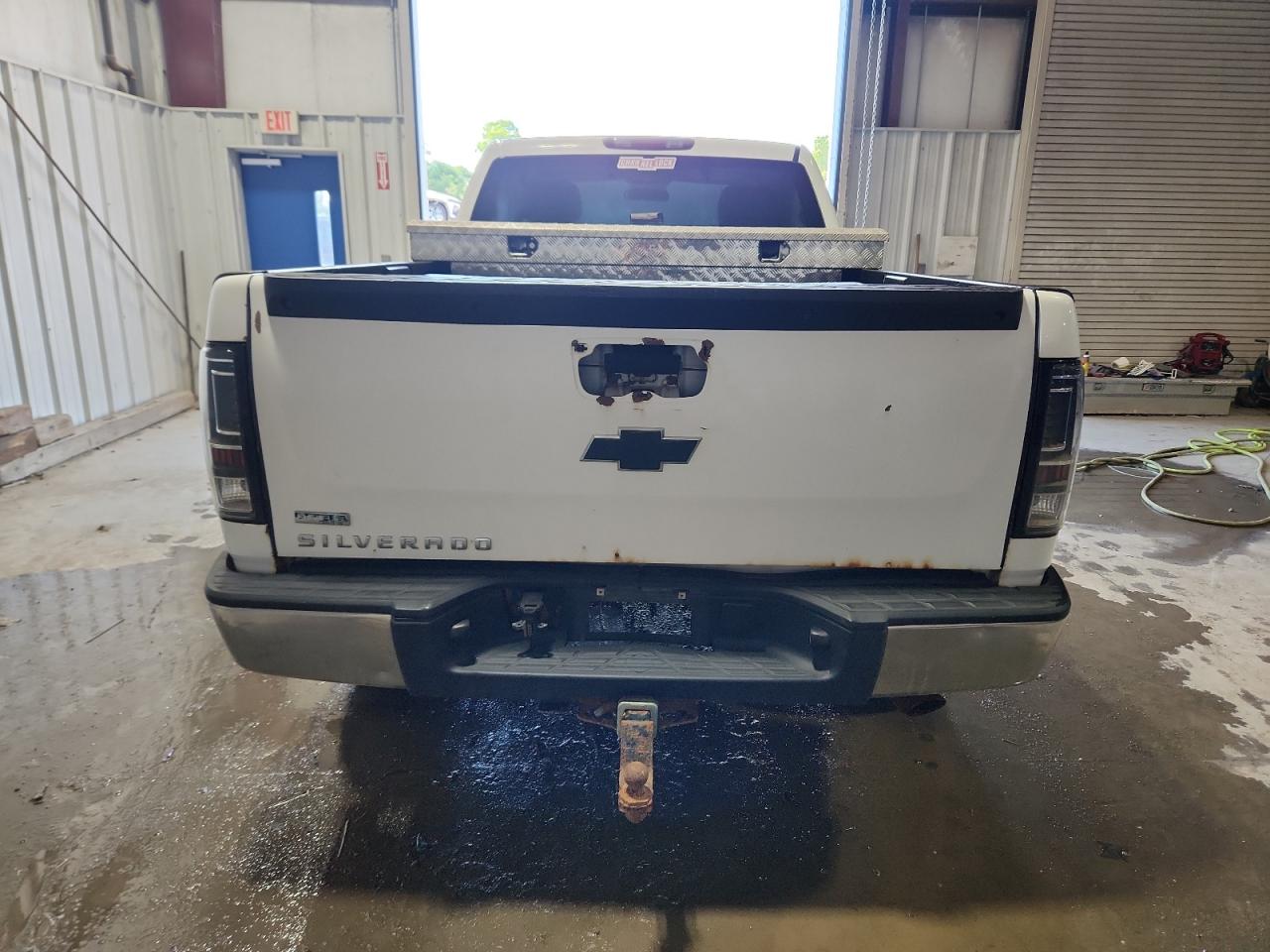 2011 Chevrolet Silverado K1500 White vin: 1GCNKPEA8BZ260929 Damage: Tailgate, Rust, > 12 Inches