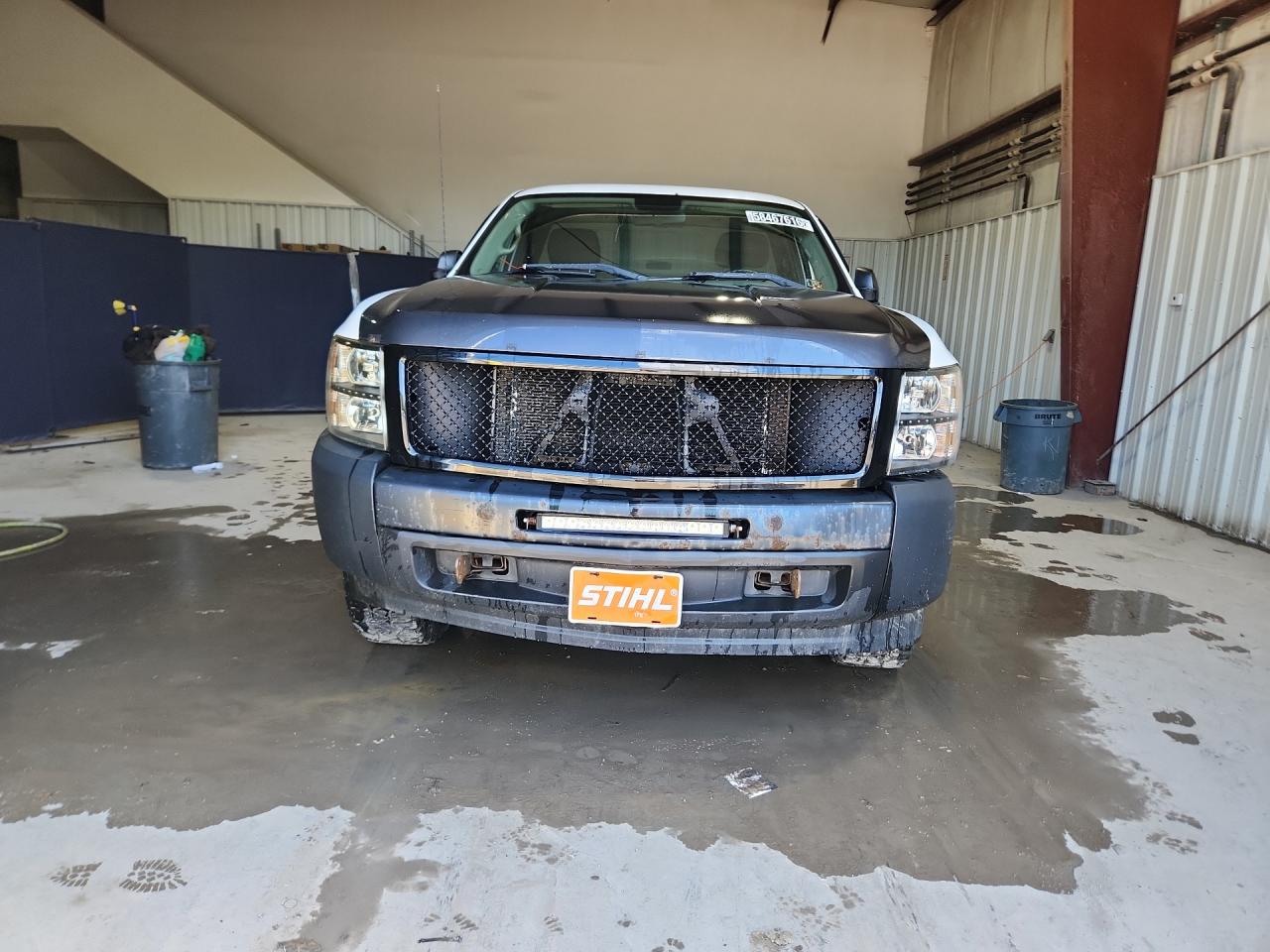 2011 Chevrolet Silverado K1500 White vin: 1GCNKPEA8BZ260929 Damage: Grille, Aftermarket, Replacement Required