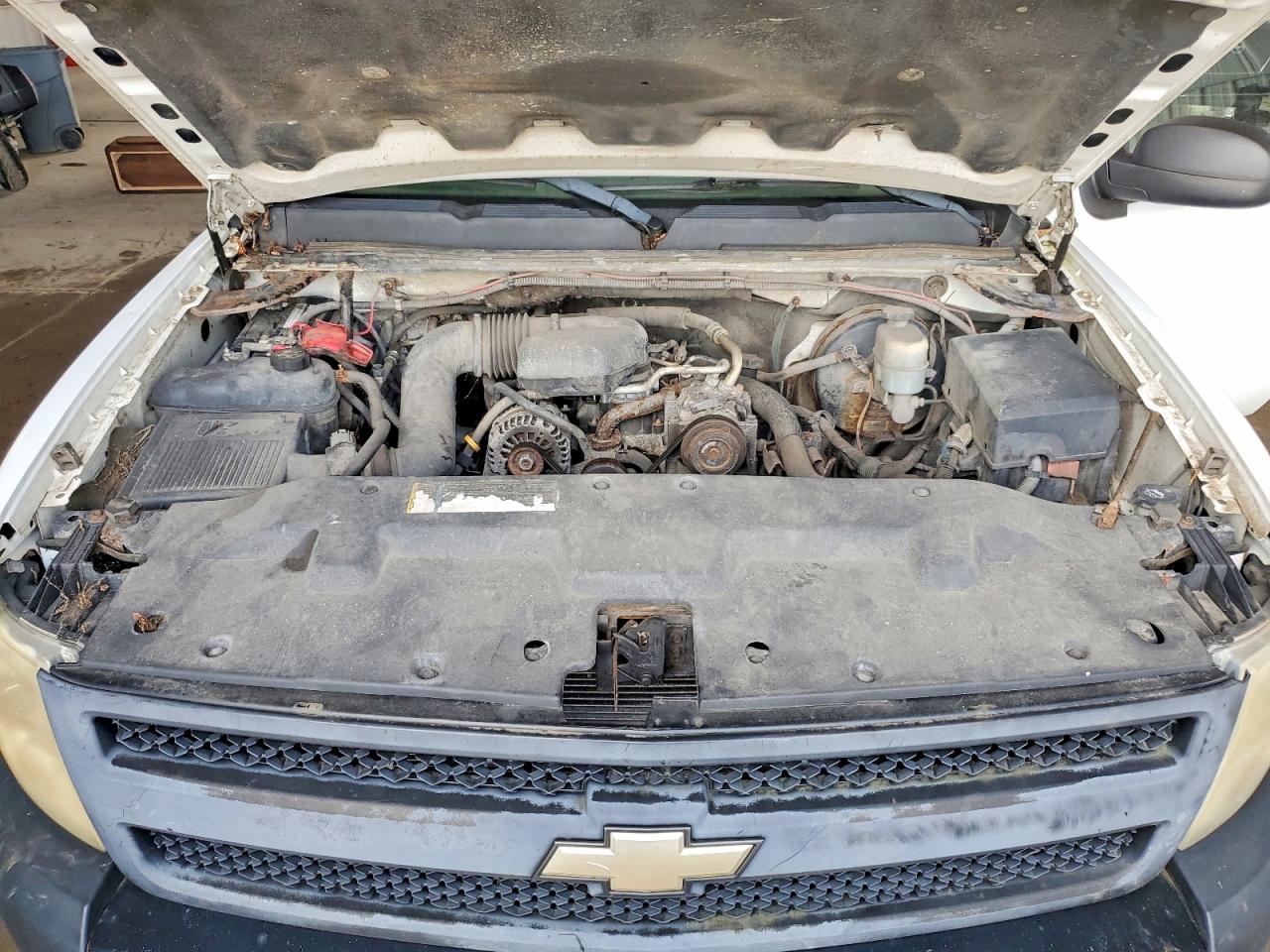 2011 Chevrolet Silverado K1500 White vin: 1GCNKPEX1BZ180117