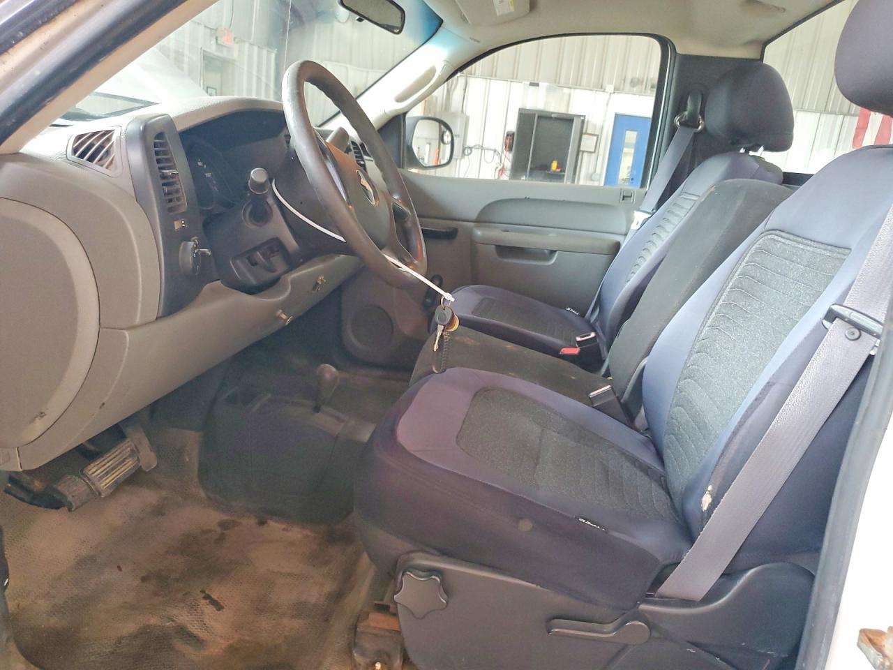 2011 Chevrolet Silverado K1500 White vin: 1GCNKPEX1BZ180117