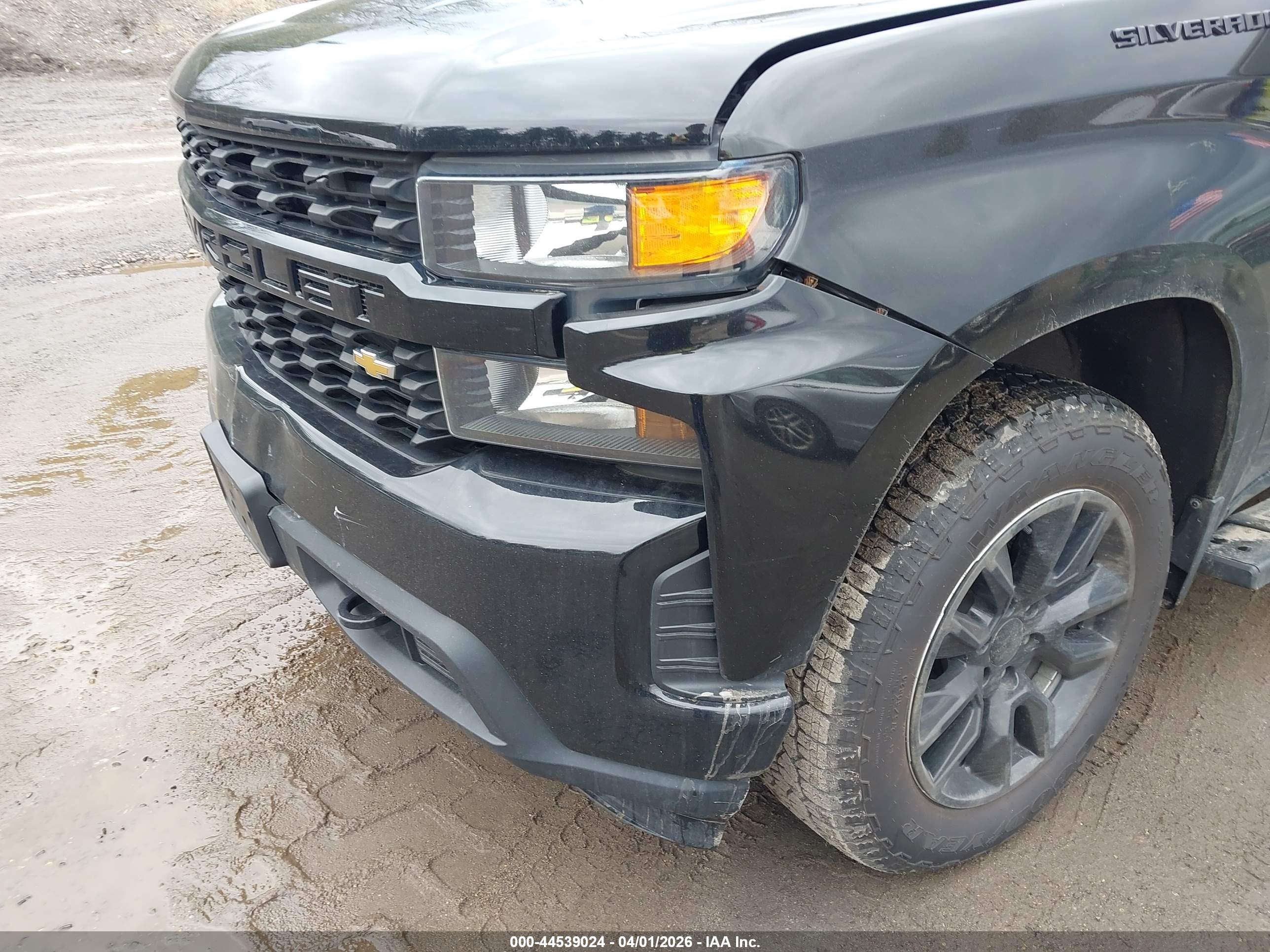 2021 Chevrolet Silverado 1500 4wd  Short Bed Custom Черный vin: 1GCPYBEK0MZ249011
