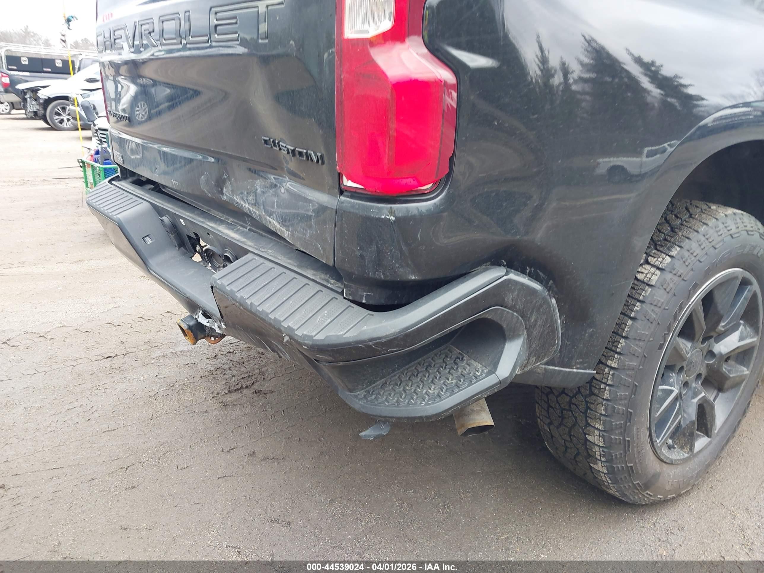 2021 Chevrolet Silverado 1500 4wd  Short Bed Custom Черный vin: 1GCPYBEK0MZ249011
