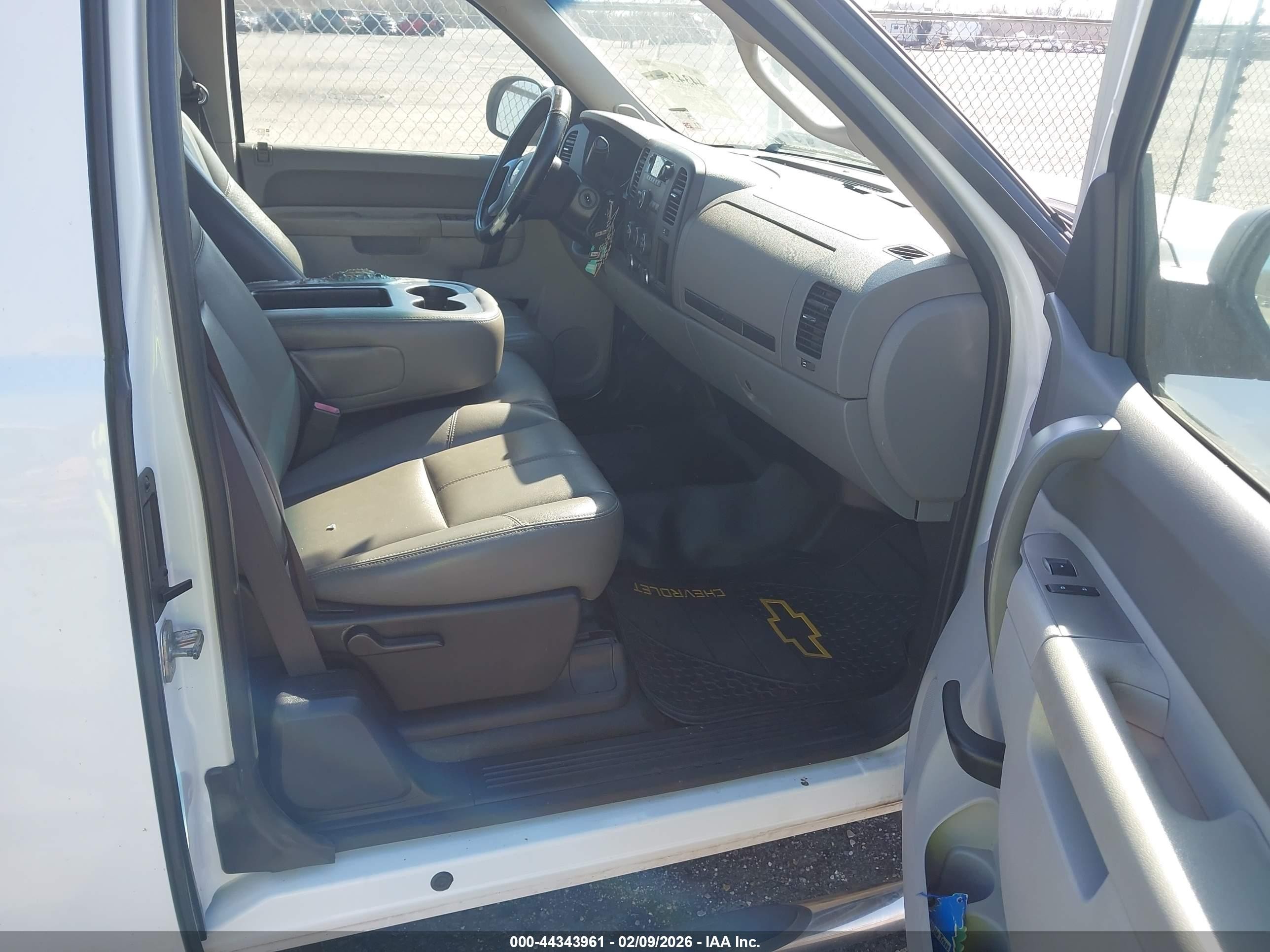 2013 Chevrolet Silverado 1500 Work Truck White vin: 1GCRCPE00DZ169212
