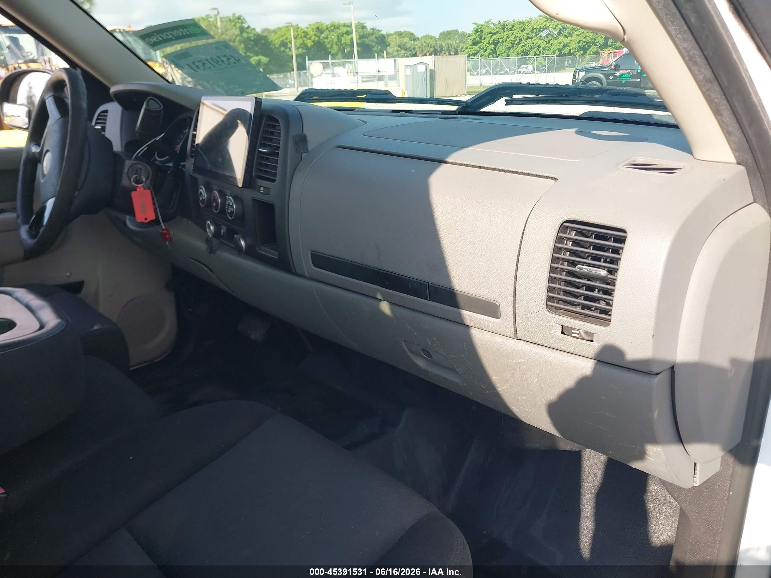 2011 Chevrolet Silverado 1500 Work Truck White vin: 1GCRCPE04BZ429723