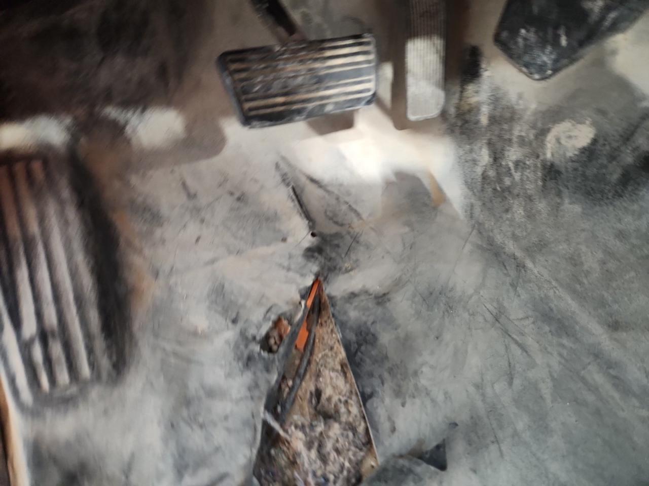 2015 Chevrolet Silverado C1500 White vin: 1GCRCPEC9FZ158495 Damage: Left Front Carpet, Torn, > 12 Inches