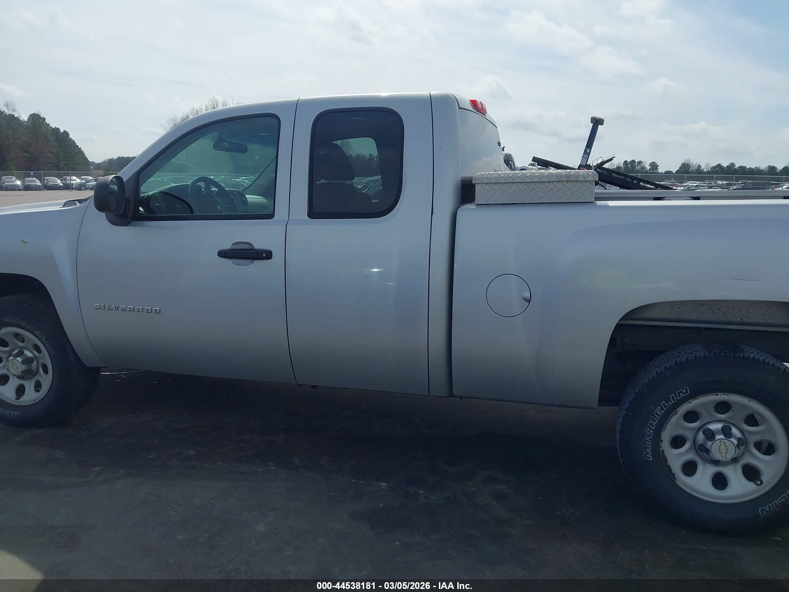 2011 Chevrolet Silverado 1500 Work Truck Silver vin: 1GCRCPEX4BZ343342