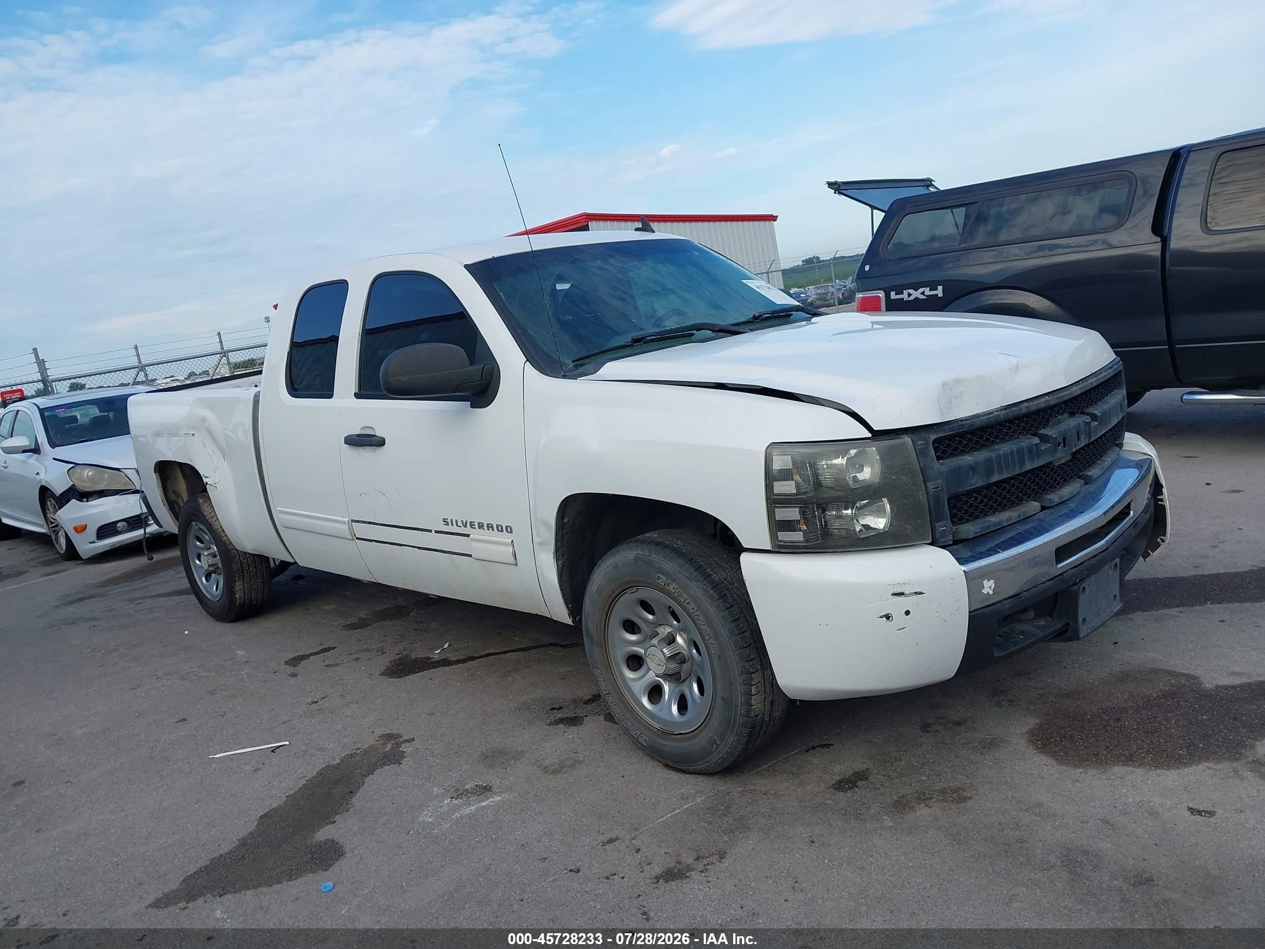 2011 Chevrolet Silverado 1500 Ls White vin: 1GCRCREA5BZ320658