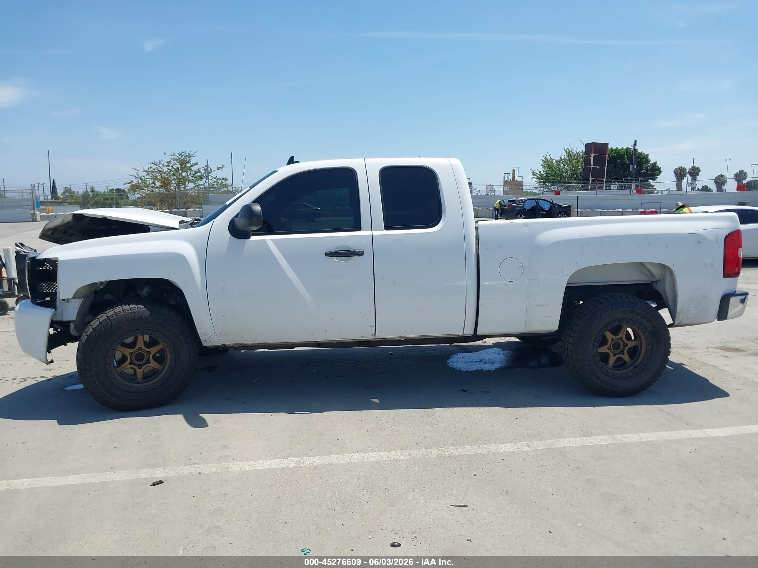 2011 Chevrolet Silverado 1500 Ls White vin: 1GCRCREA8BZ177365