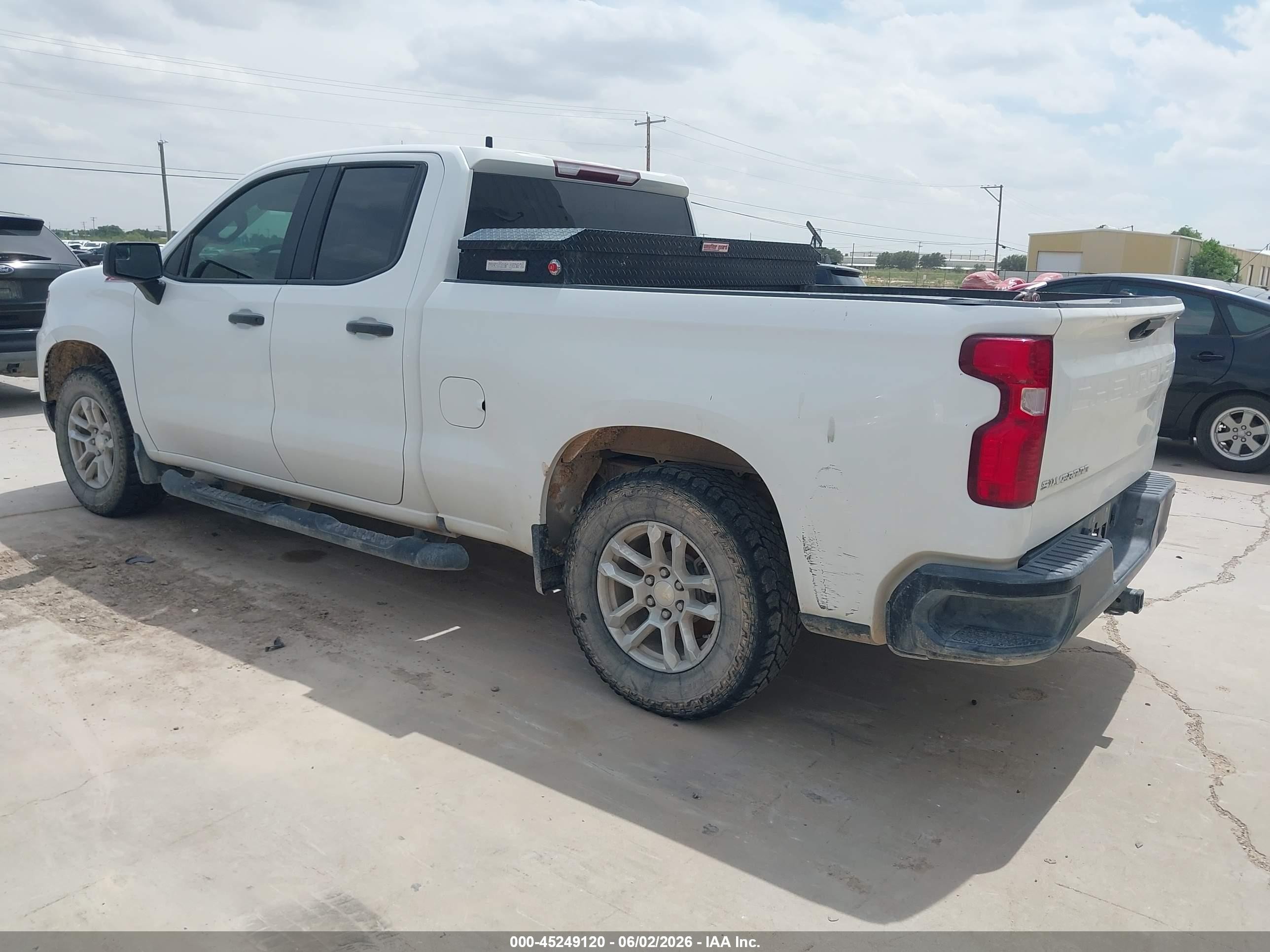 2023 Chevrolet Silverado 1500   Белый vin: 1GCRDAED9PZ133827