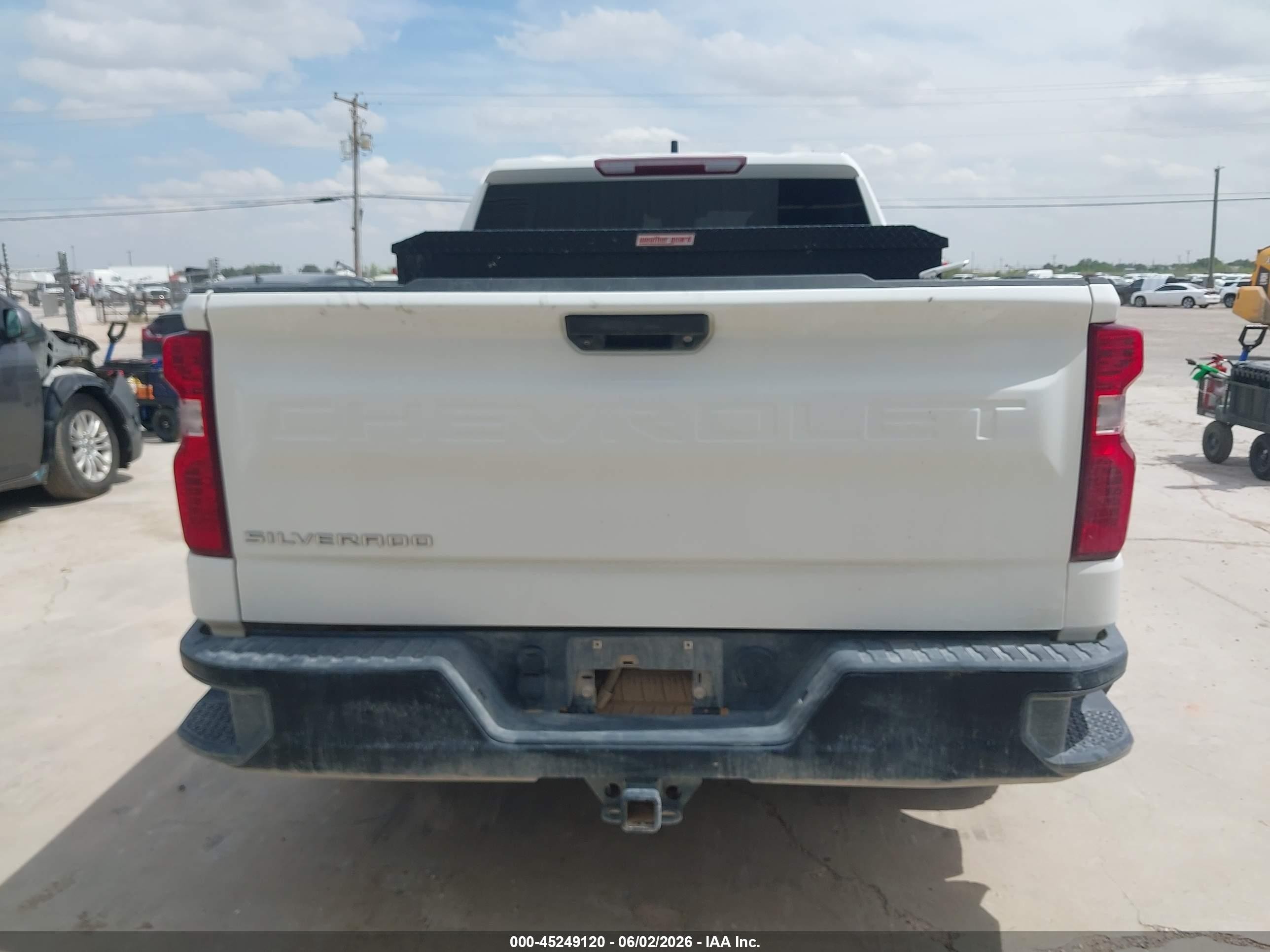 2023 Chevrolet Silverado 1500   Белый vin: 1GCRDAED9PZ133827