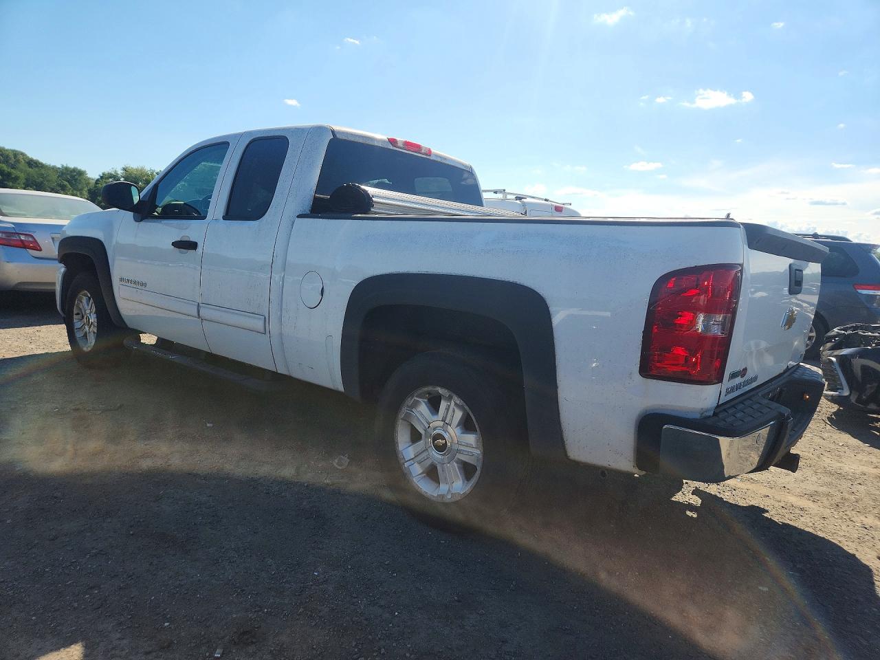 2011 Chevrolet Silverado 1500 White vin: 1GCRKSE31BZ124017