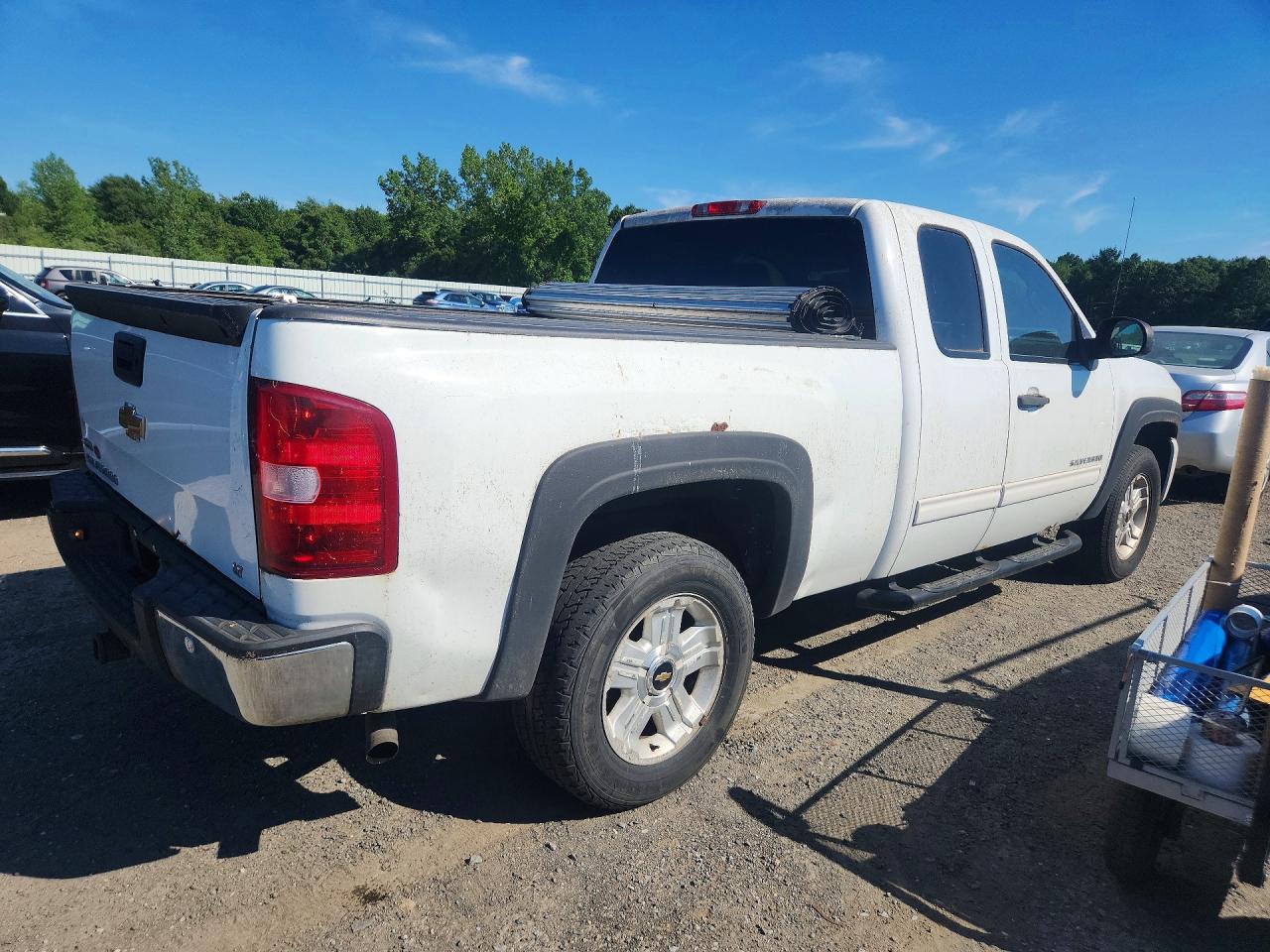 2011 Chevrolet Silverado 1500 White vin: 1GCRKSE31BZ124017