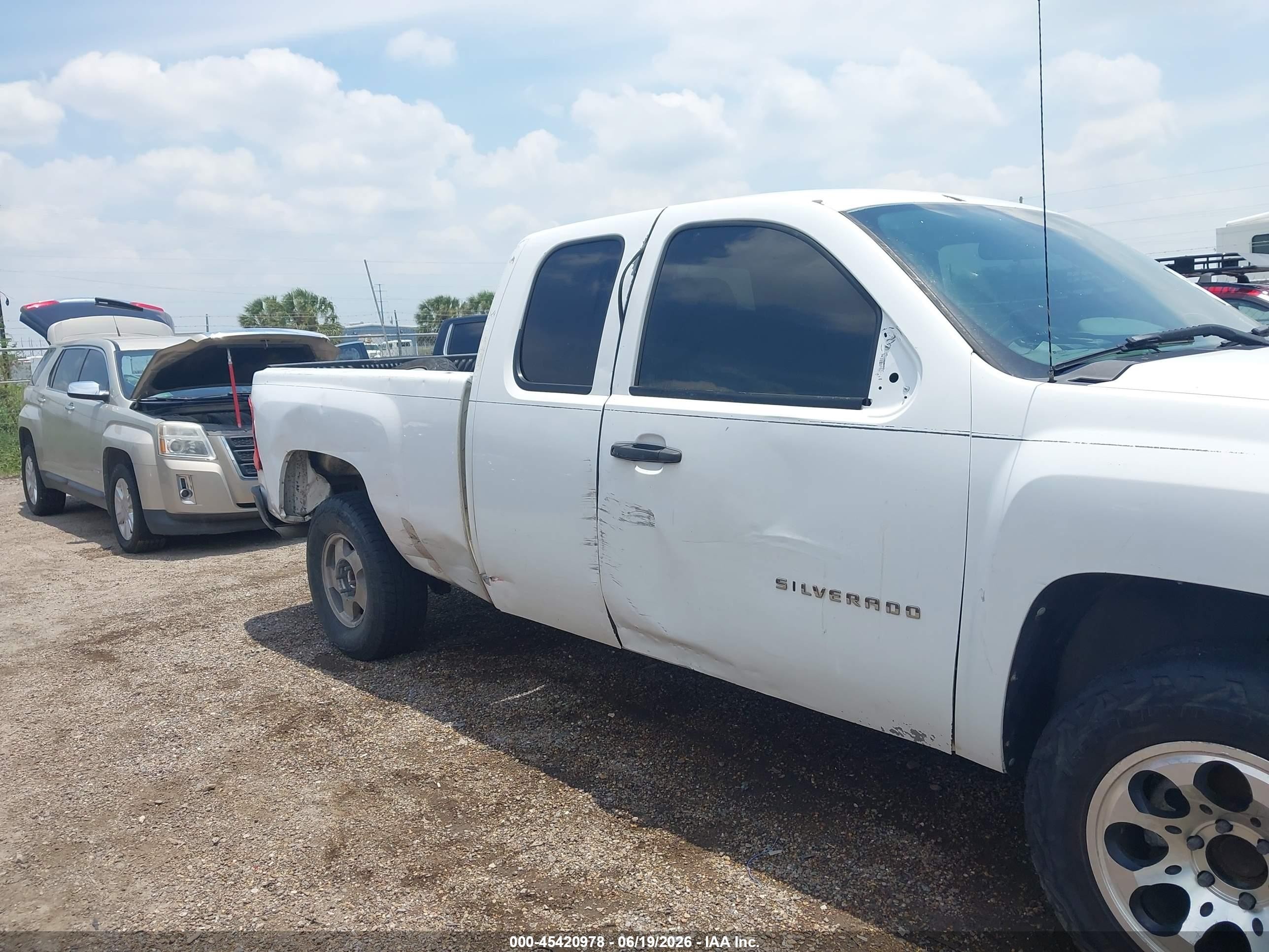 2010 Chevrolet Silverado 1500 Work Truck White vin: 1GCSCPEX3AZ245564