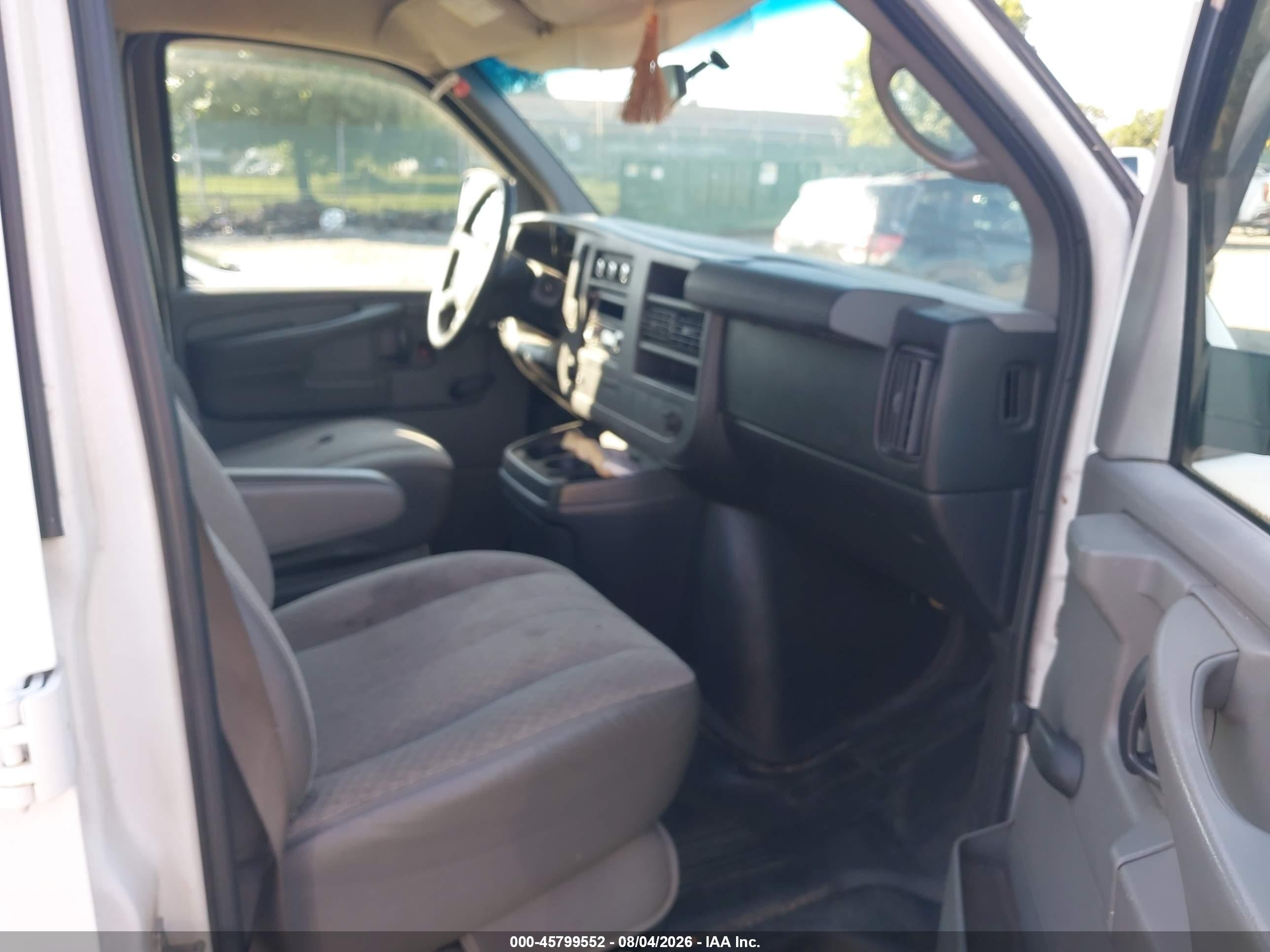 2011 Chevrolet Express 1500 Work Van White vin: 1GCSGAF40B1123623