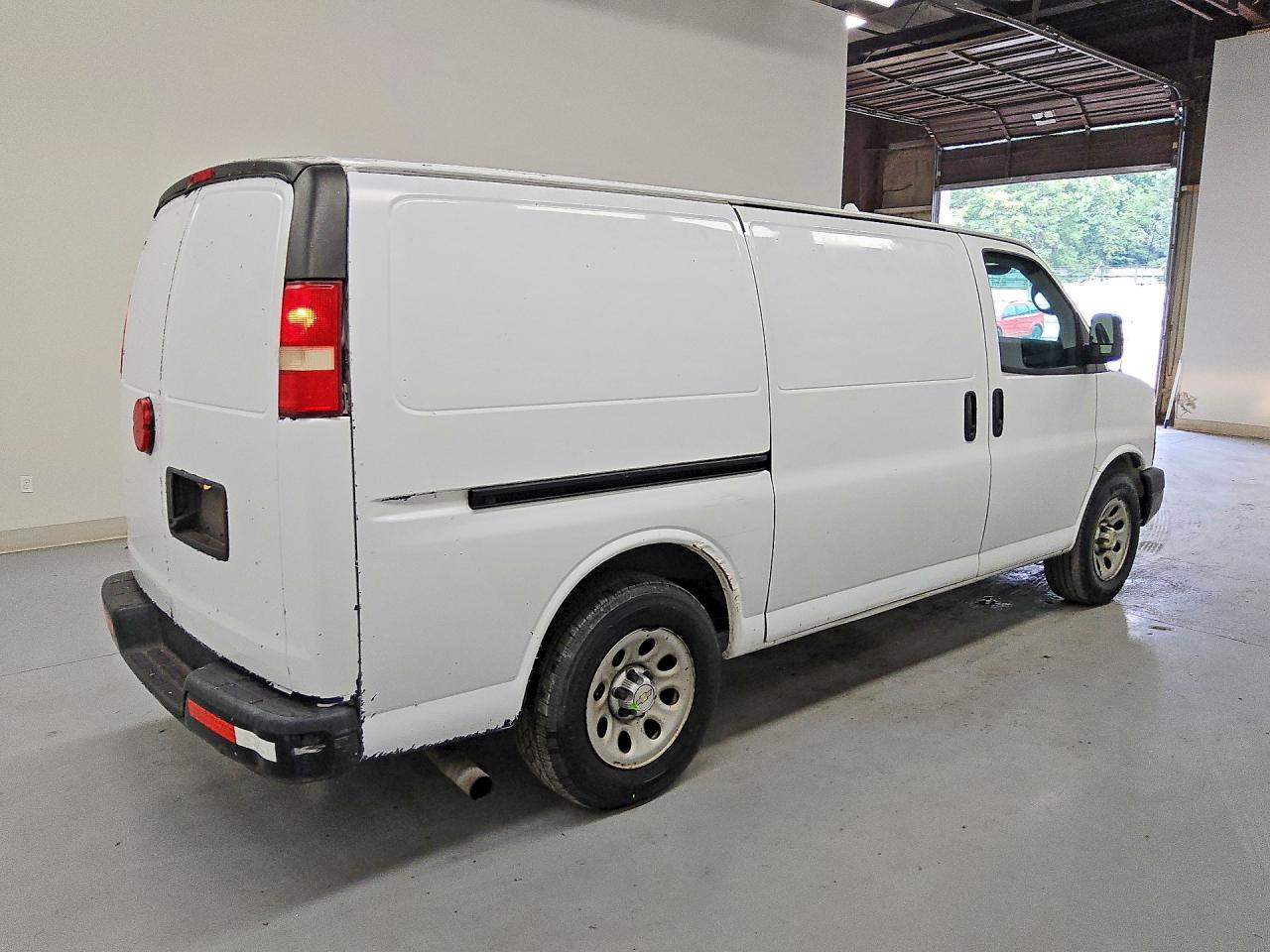 2014 Chevrolet Express G1500 White vin: 1GCSGAFX1E1165815