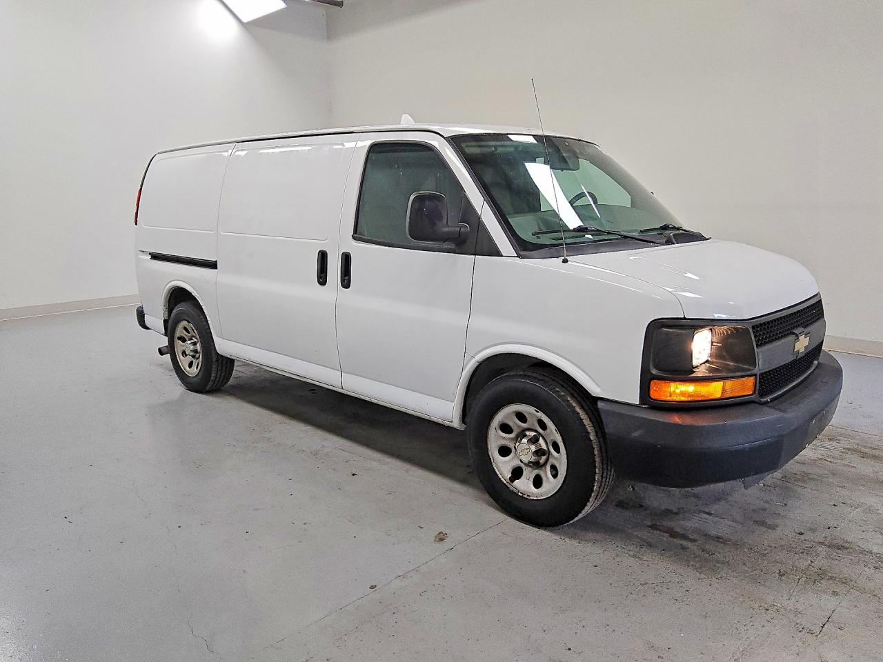 2014 Chevrolet Express G1500 White vin: 1GCSGAFX1E1165815