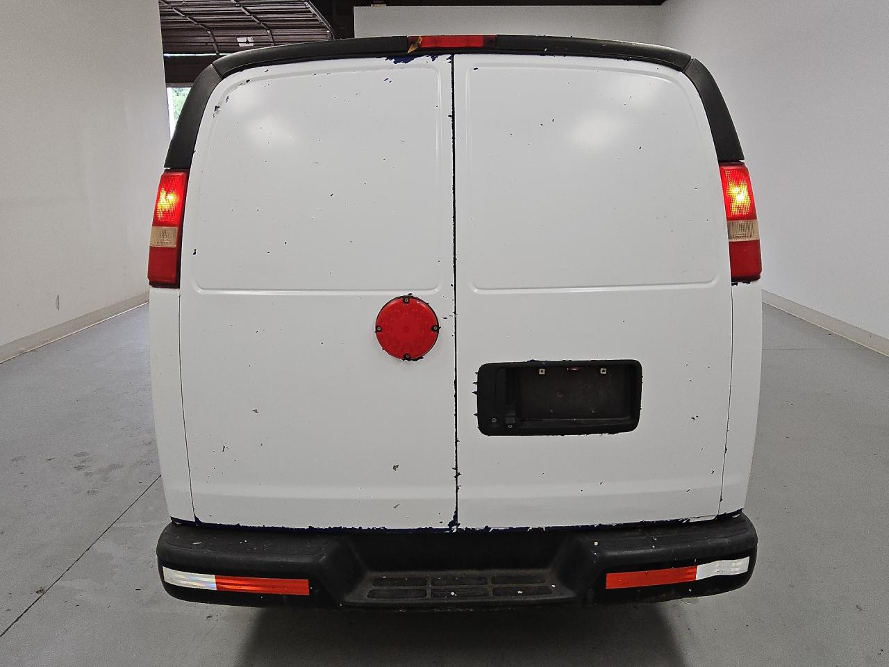 2014 Chevrolet Express G1500 White vin: 1GCSGAFX1E1165815 Damage: Rear Metal Bumper Painted, Dent(S) W/No Paint Dmg, 2 To 3 Inches