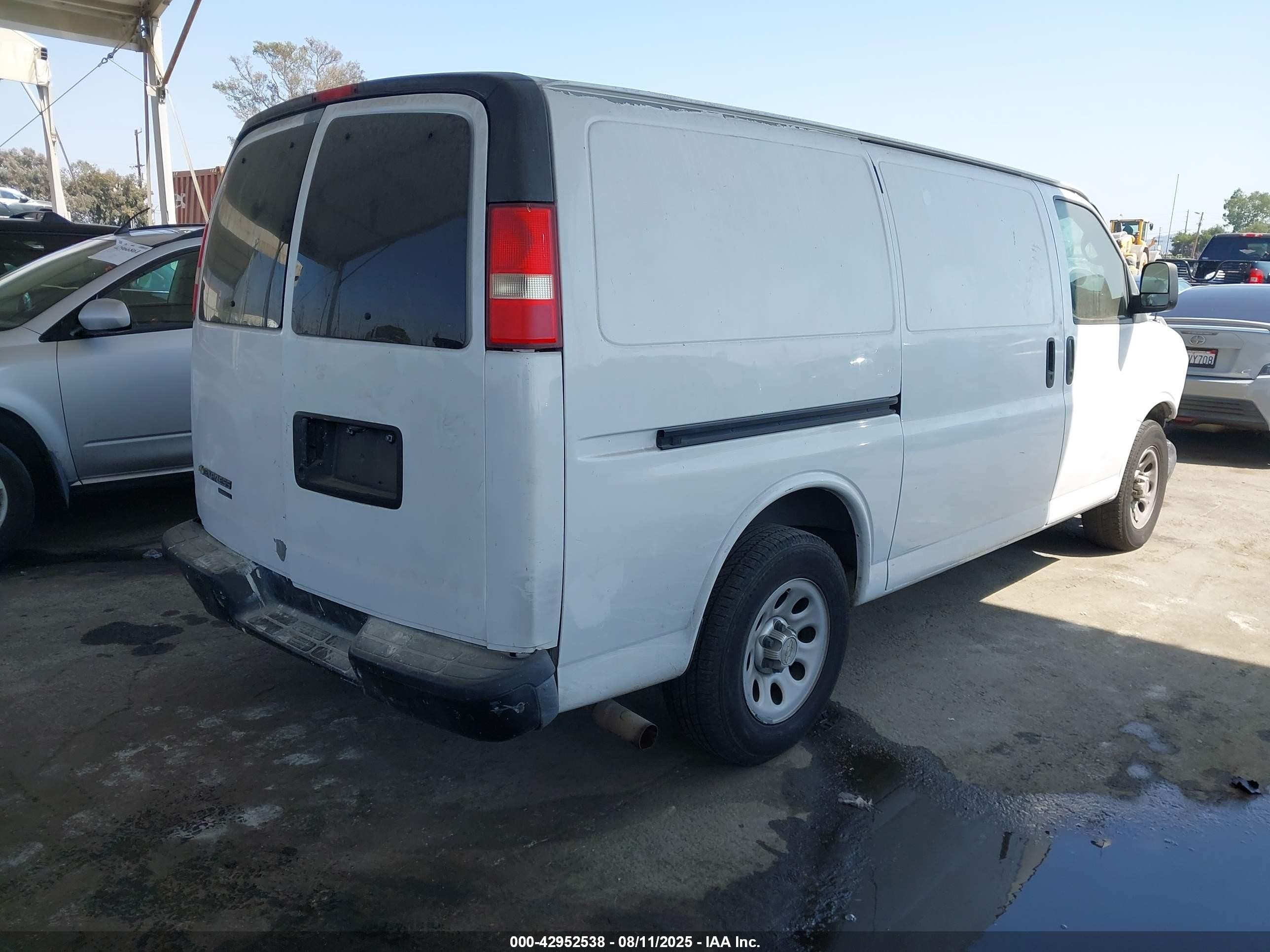 2013 Chevrolet Express 1500 Work Van White vin: 1GCSGAFX2D1123412