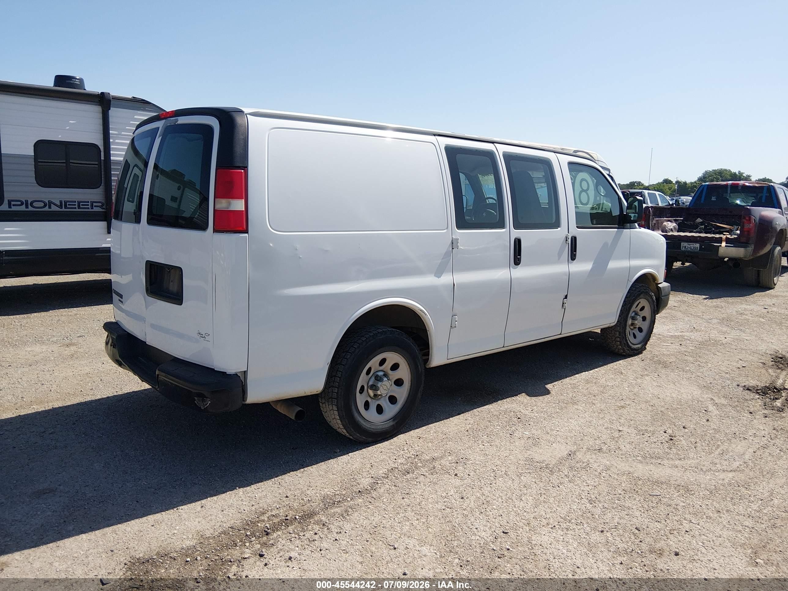 2011 Chevrolet Express 1500 Work Van White vin: 1GCSGAFX4B1104177