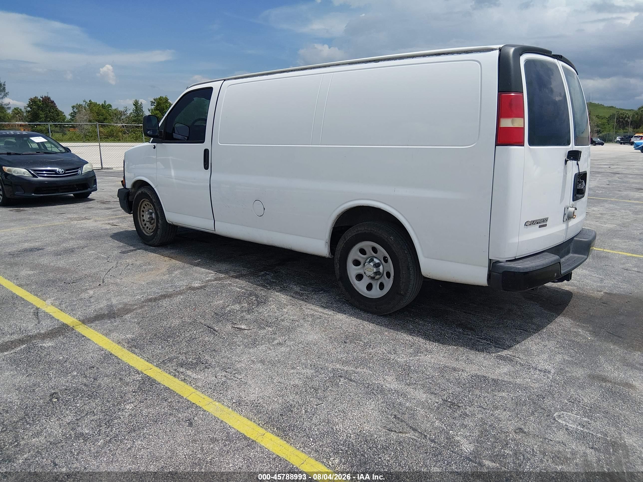 2014 Chevrolet Express 1500 Work Van White vin: 1GCSGAFXXE1143084