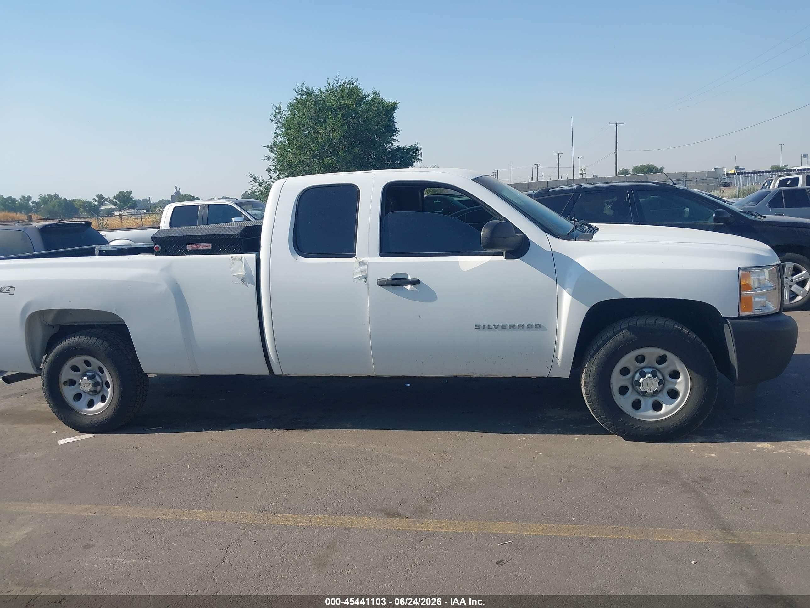 2010 Chevrolet Silverado 1500 Work Truck White vin: 1GCSKPE05AZ250173