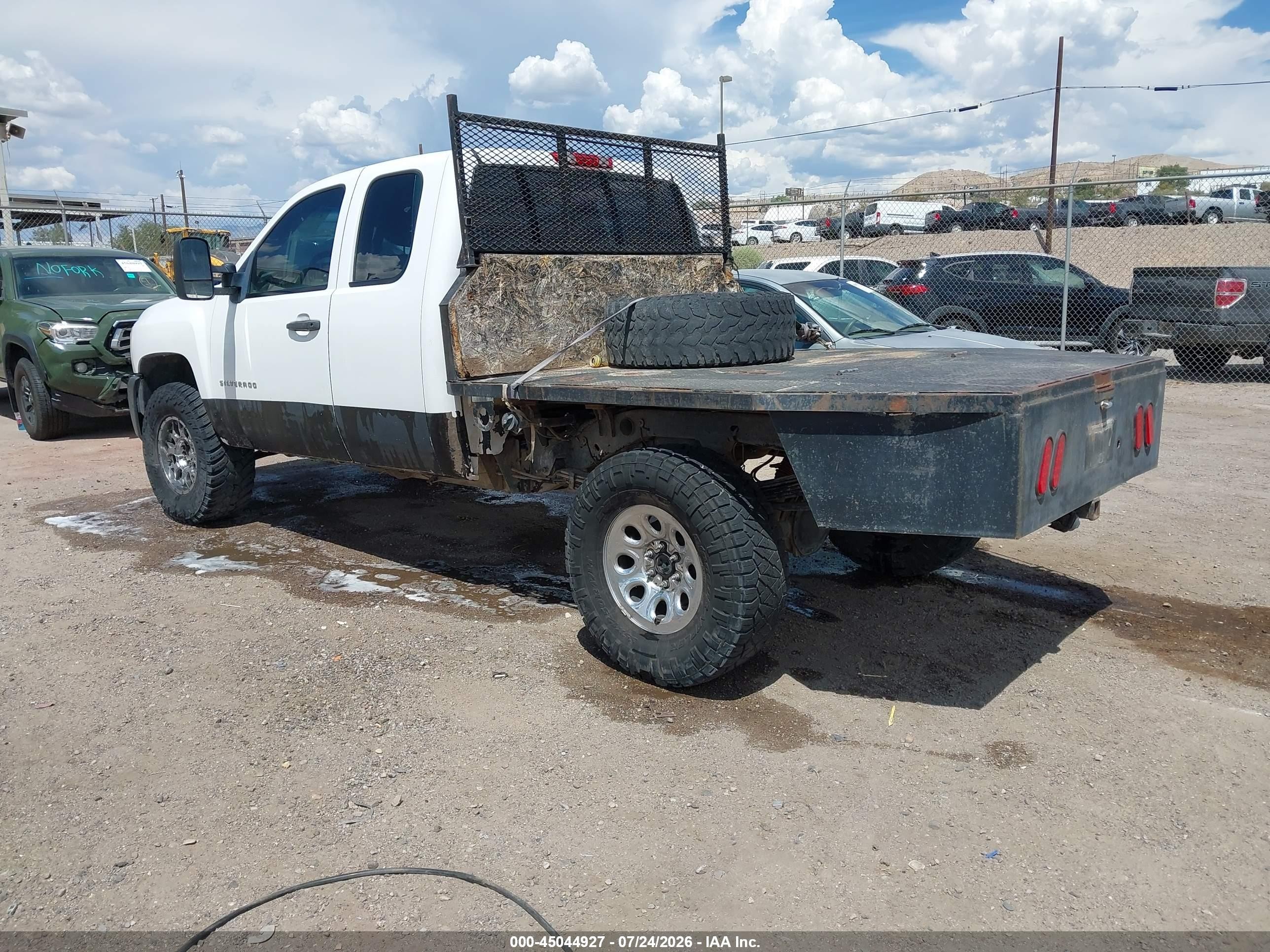 2010 Chevrolet Silverado 1500 Work Truck White vin: 1GCSKPEAXAZ241543