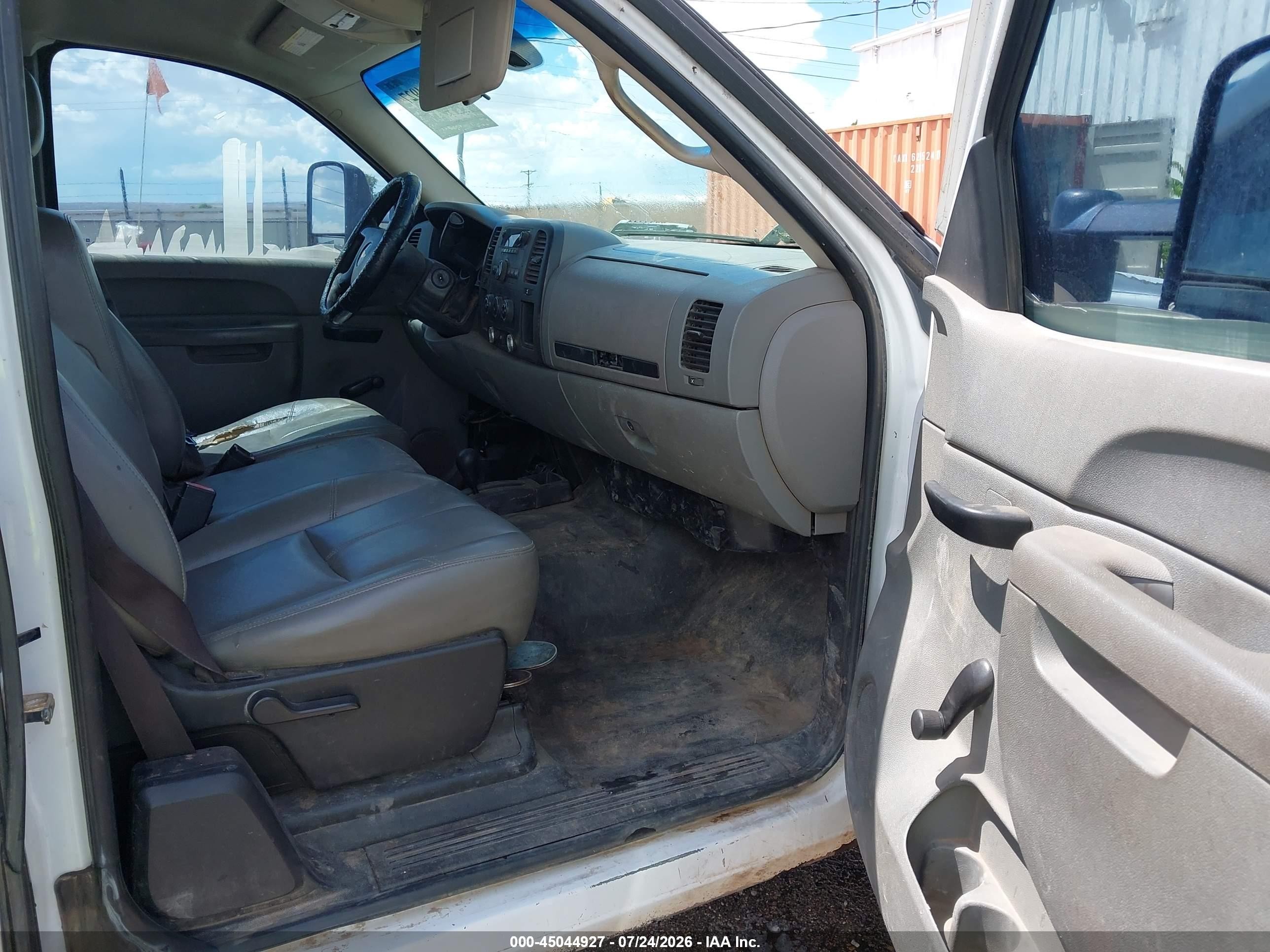 2010 Chevrolet Silverado 1500 Work Truck White vin: 1GCSKPEAXAZ241543