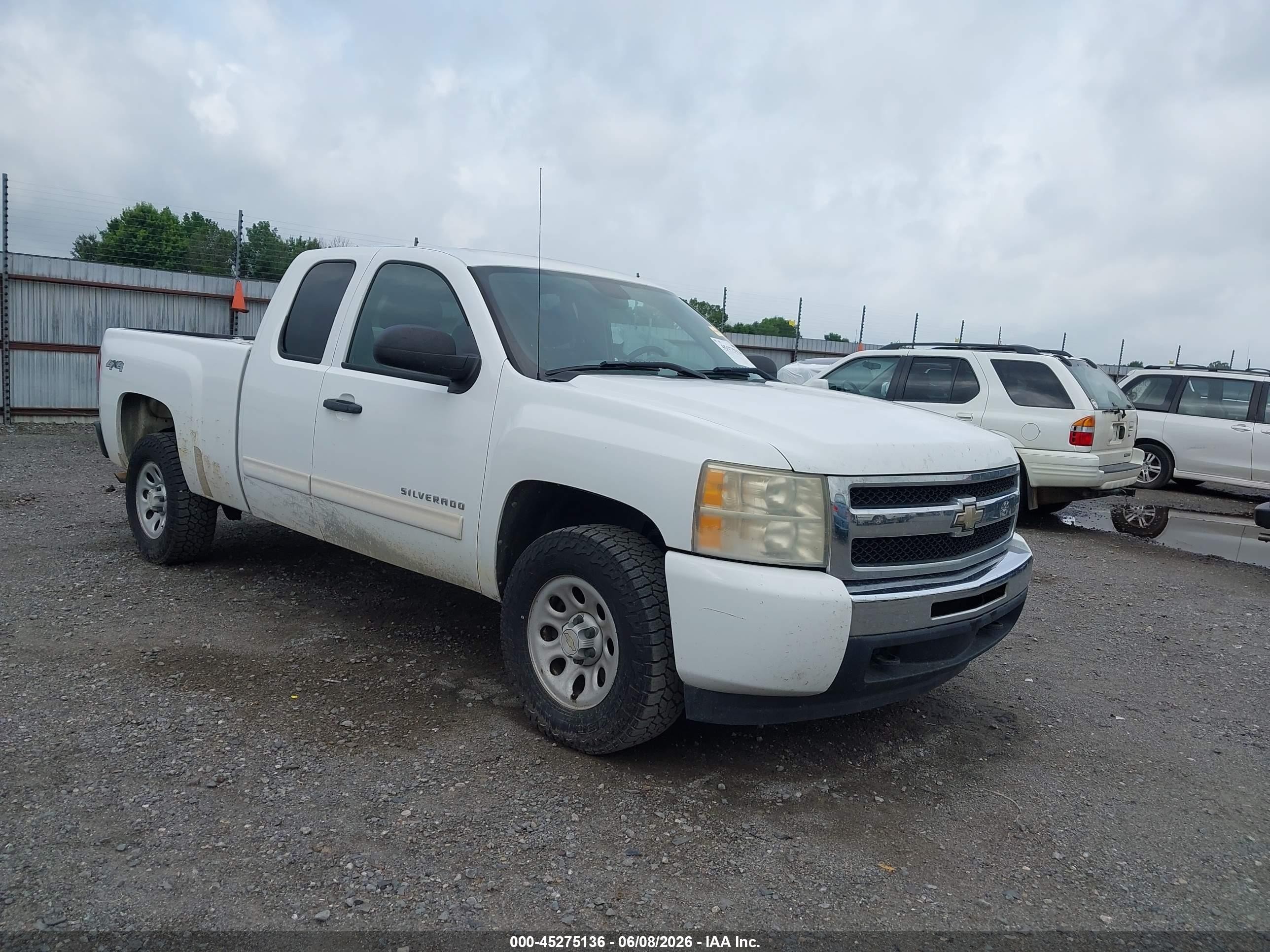 2010 Chevrolet Silverado 1500 Ls White vin: 1GCSKREA0AZ240767