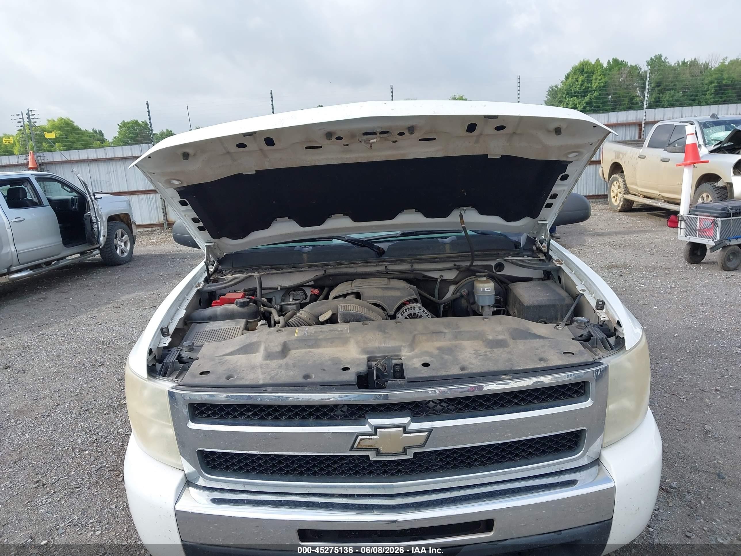 2010 Chevrolet Silverado 1500 Ls White vin: 1GCSKREA0AZ240767