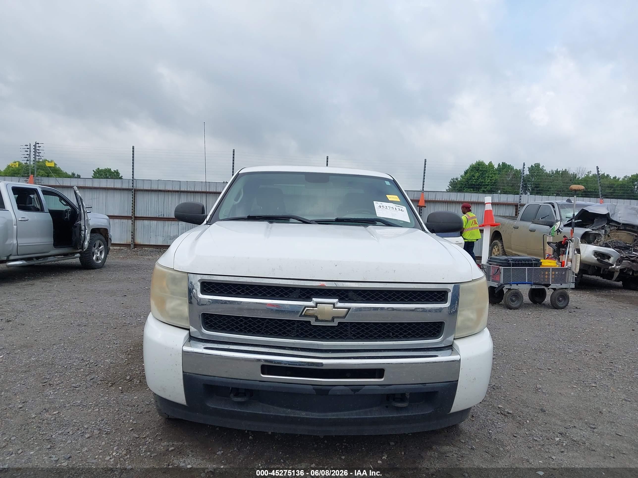 2010 Chevrolet Silverado 1500 Ls White vin: 1GCSKREA0AZ240767