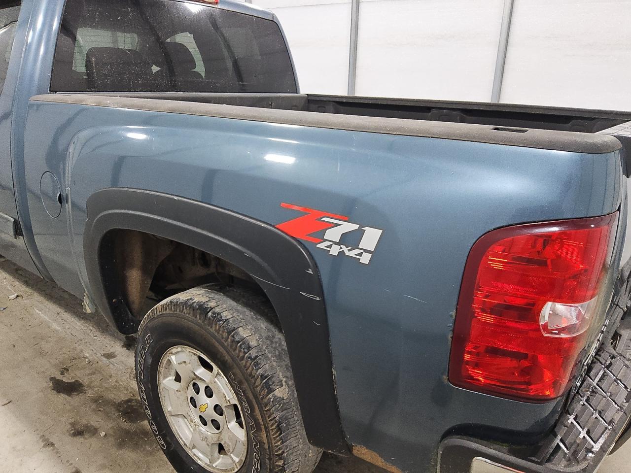 2010 Chevrolet Silverado K1500 Lt Blue vin: 1GCSKSE30AZ152357 Damage: Left Qtr Panel Cladding, Broken, Replacement Required
