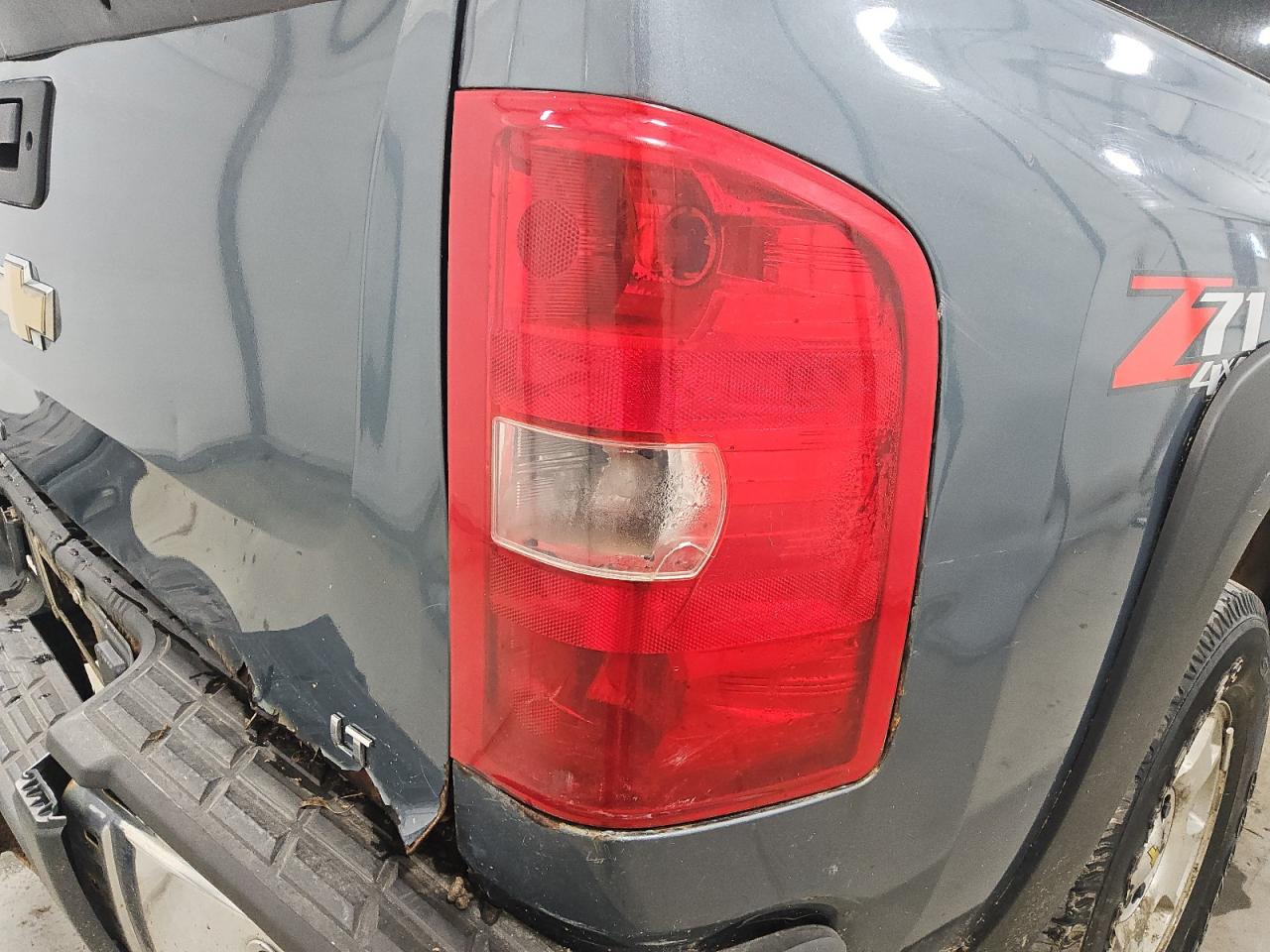 2010 Chevrolet Silverado K1500 Lt Blue vin: 1GCSKSE30AZ152357 Damage: Right Tail Light, Broken, Replacement Required