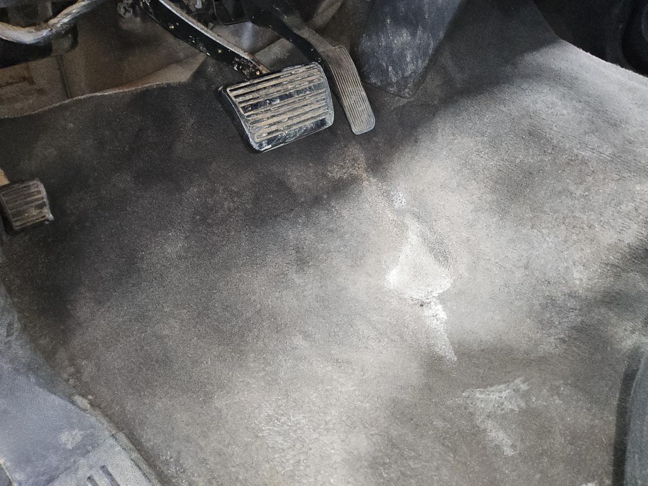 2010 Chevrolet Silverado K1500 Lt Blue vin: 1GCSKSE30AZ152357 Damage: Left Front Carpet, Worn, Replacement Required