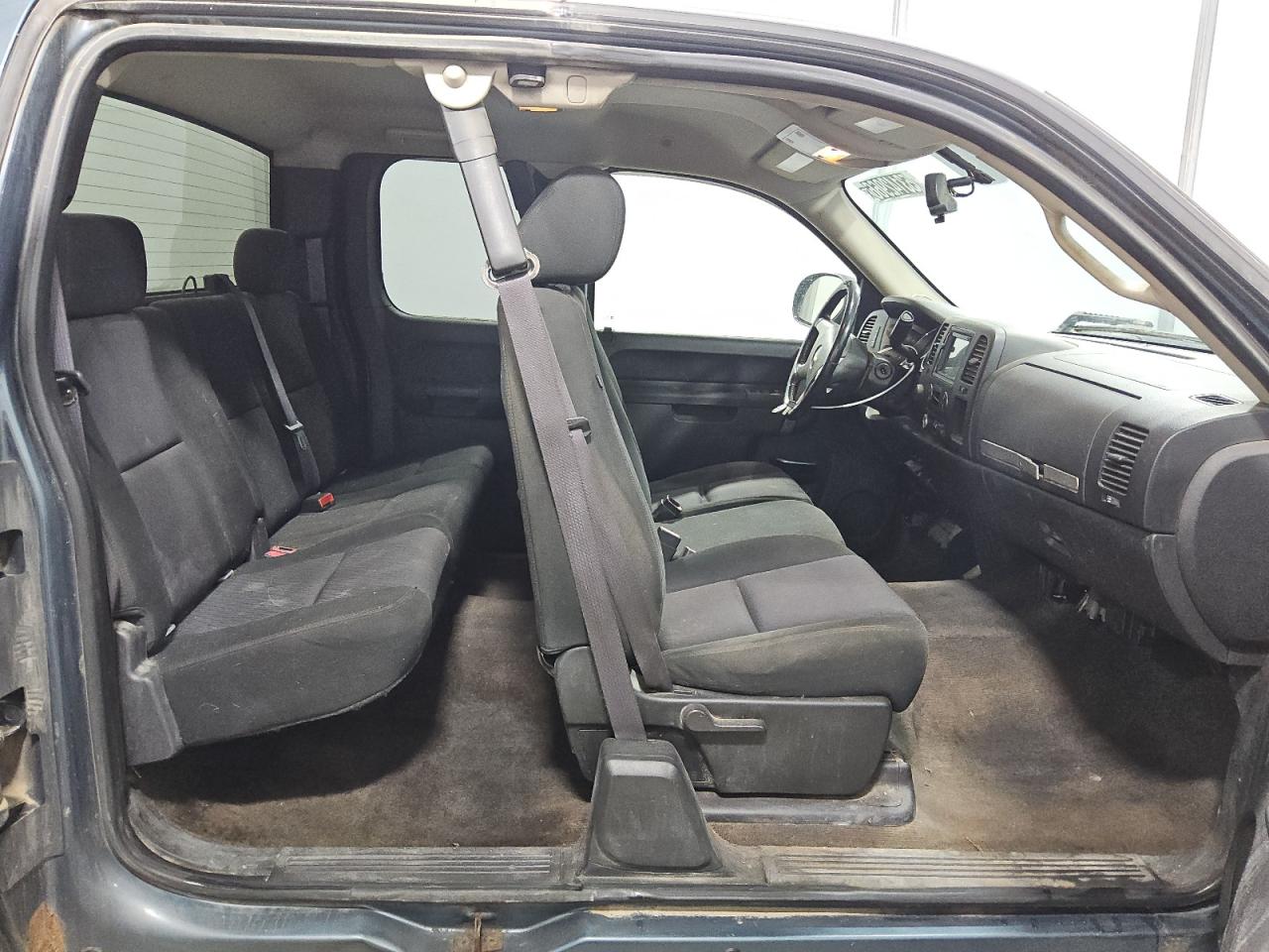 2010 Chevrolet Silverado K1500 Lt Blue vin: 1GCSKSE30AZ152357 Damage: Left Rear Carpet, Worn, Replacement Required