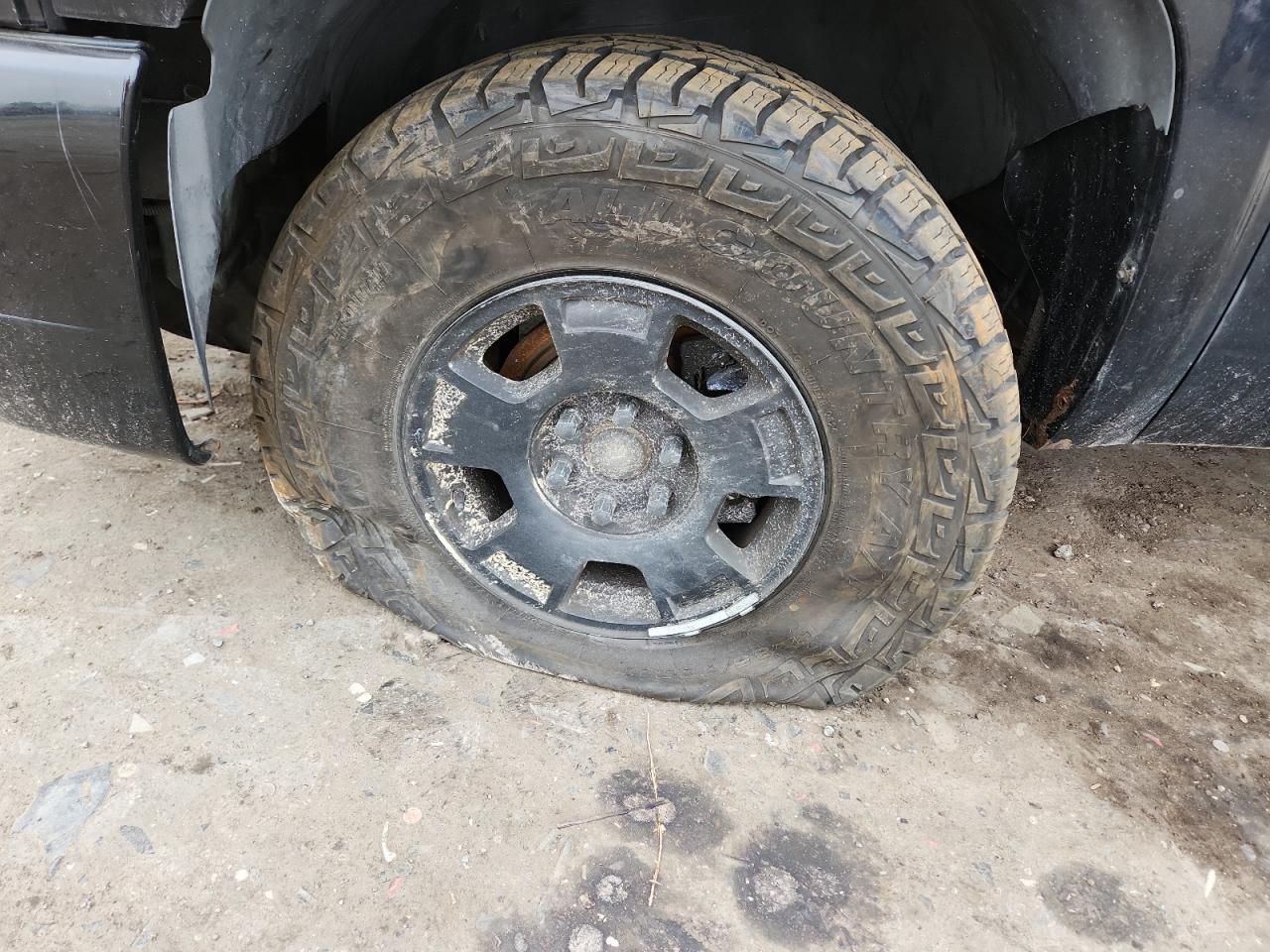 2010 Chevrolet Silverado K1500 Lt Черный vin: 1GCSKSE30AZ281618 Damage: Left Front Tire, Cut, Replacement Required
