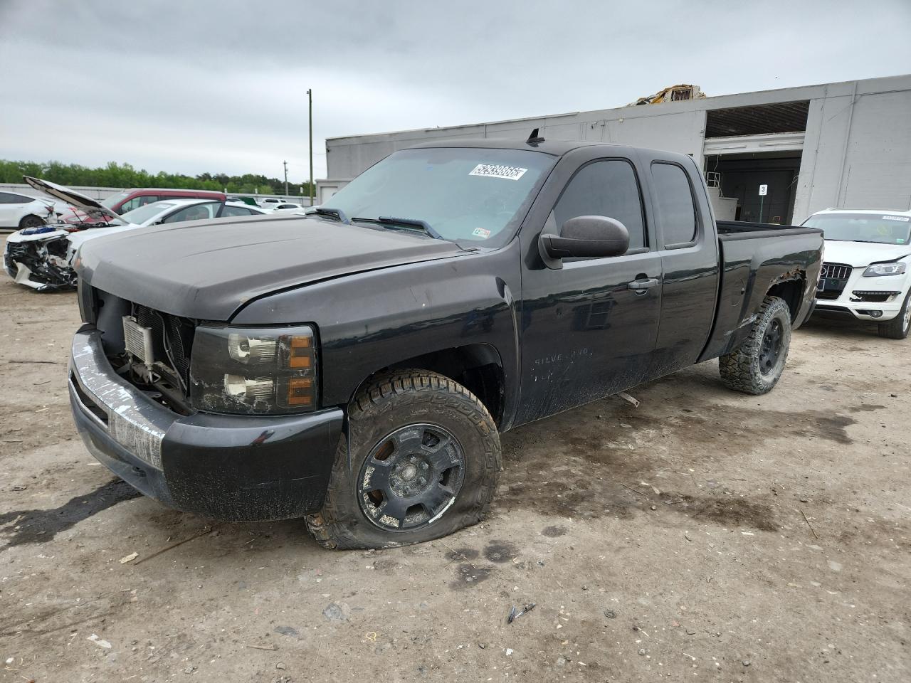 2010 Chevrolet Silverado K1500 Lt Черный vin: 1GCSKSE30AZ281618 Damage: Left Front Fender, Dent(S) W/ Paint Dmg, 2 To 3 Inches