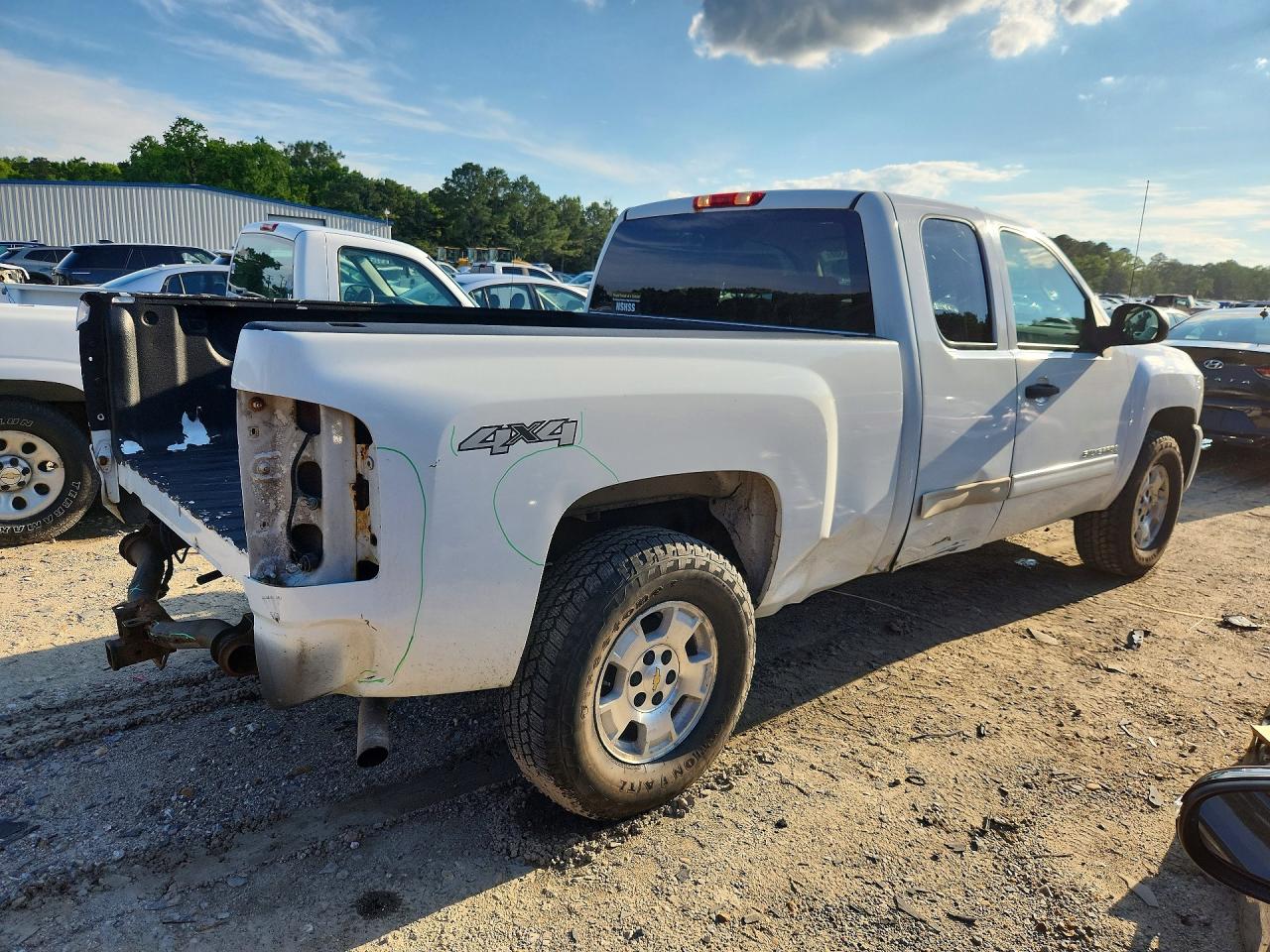 2010 Chev Silverado White vin: 1GCSKSE35AZ102716