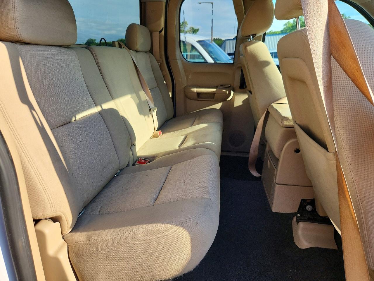 2010 Chev Silverado White vin: 1GCSKSE35AZ102716