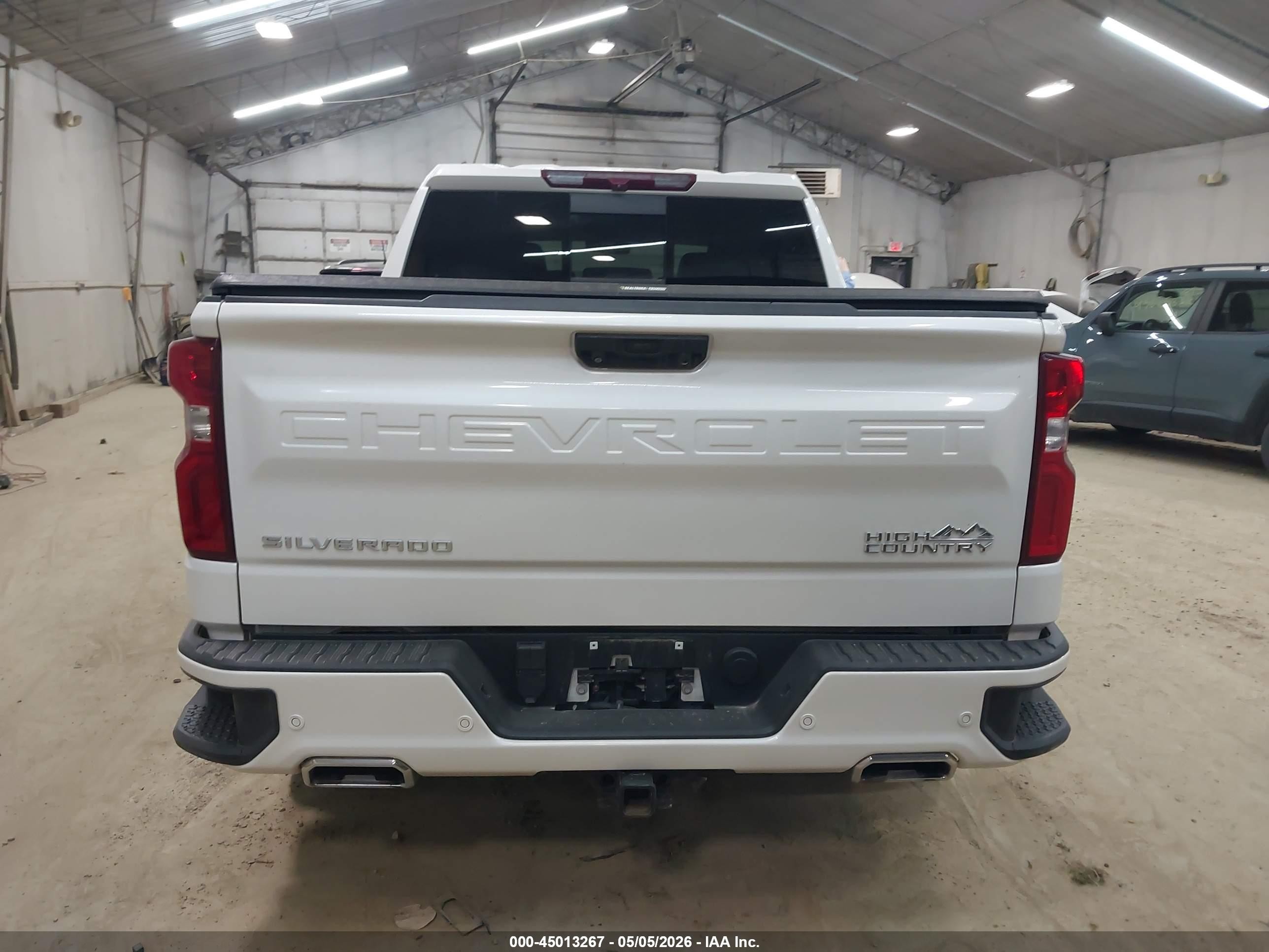 2023 Chevrolet Silverado 1500   White vin: 1GCUDJED9PZ206236