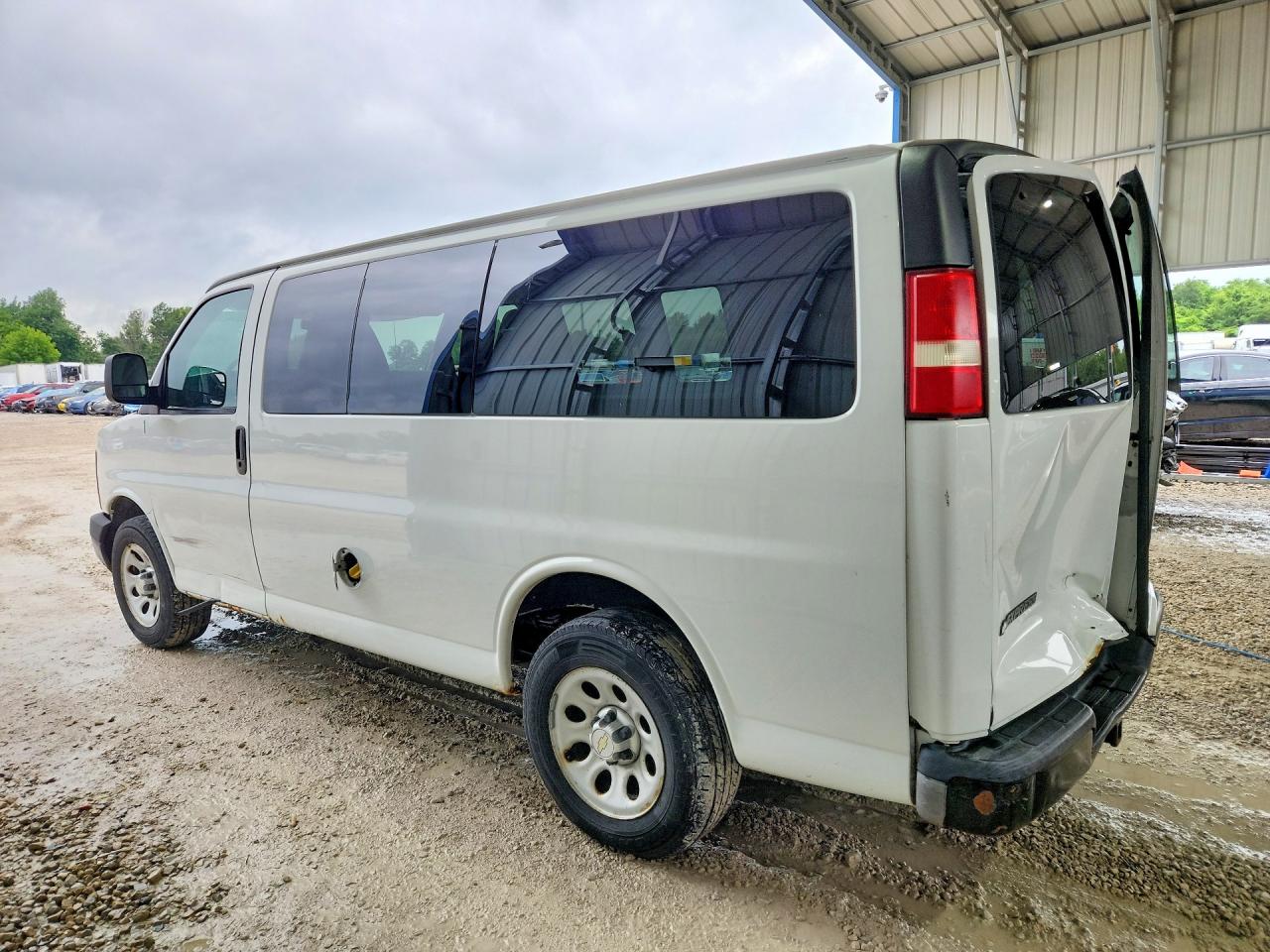 2010 Chevrolet Express G1500 White vin: 1GCUGADX0A1123254