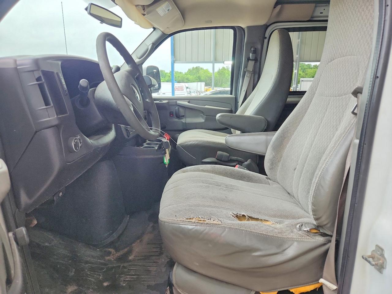 2010 Chevrolet Express G1500 White vin: 1GCUGADX0A1123254