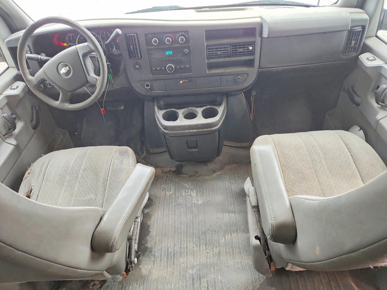 2010 Chevrolet Express G1500 White vin: 1GCUGADX0A1123254