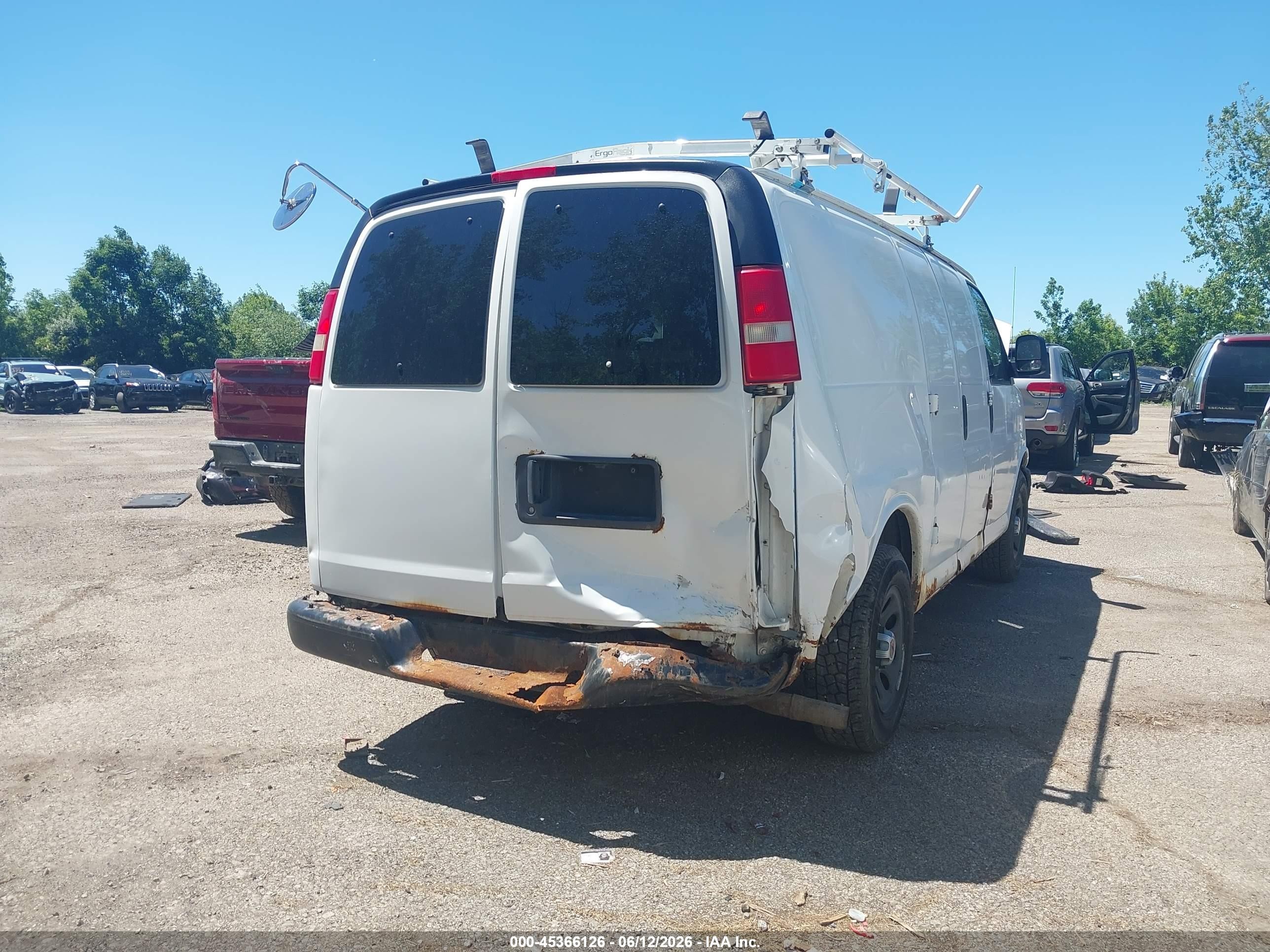 2010 Chevrolet Express 1500 Work Van White vin: 1GCUGADX8A1163842