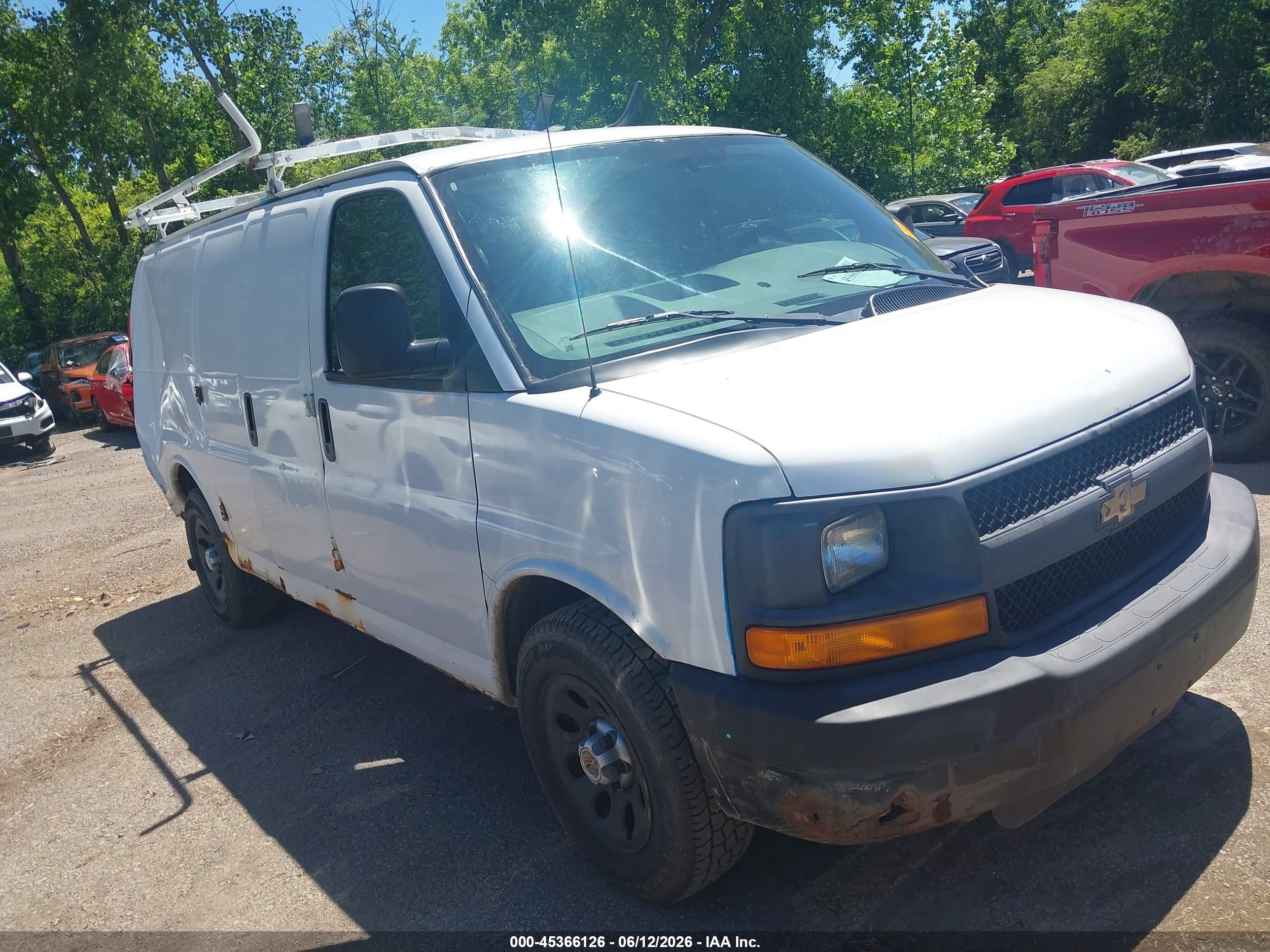 2010 Chevrolet Express 1500 Work Van White vin: 1GCUGADX8A1163842