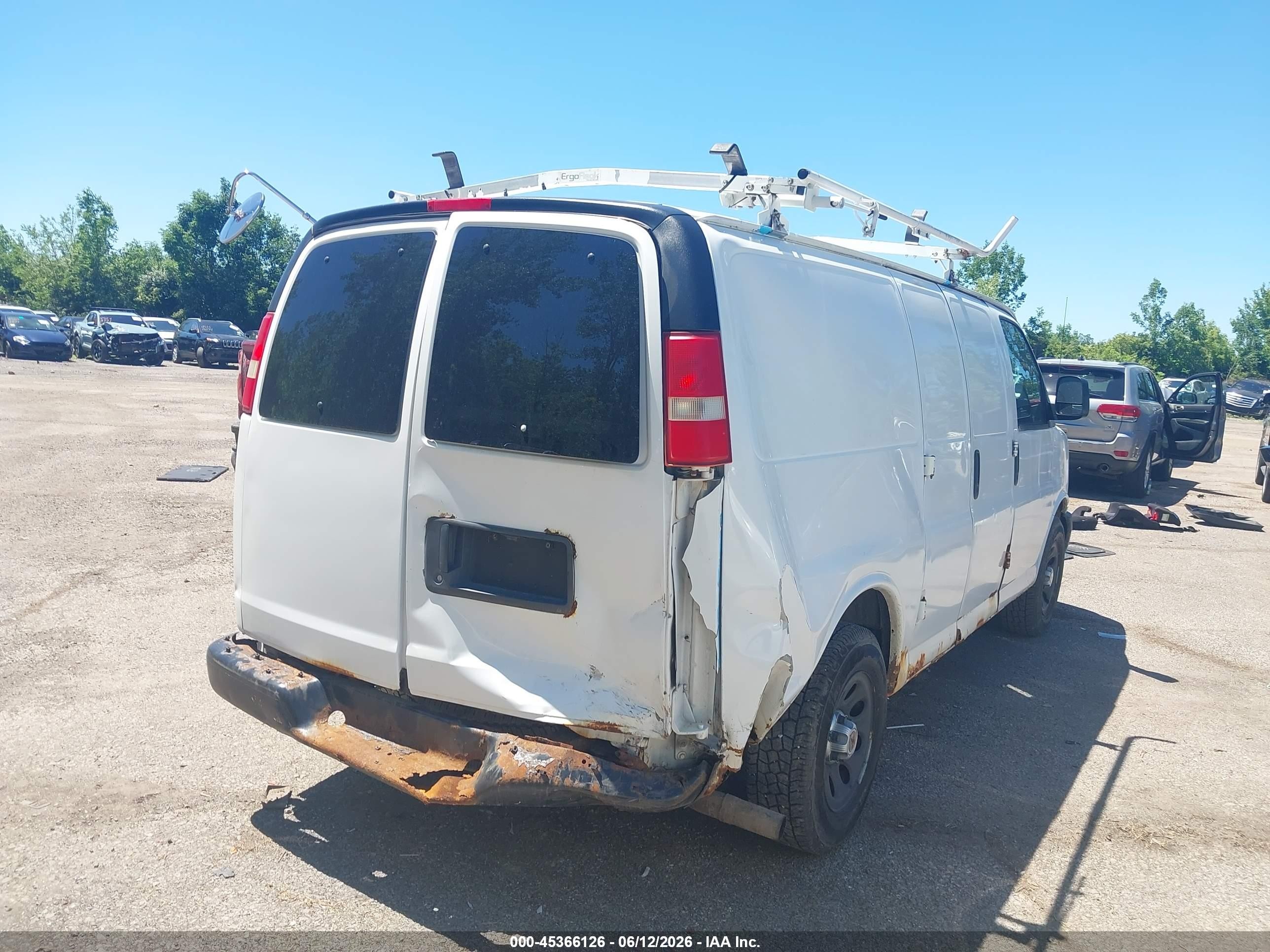 2010 Chevrolet Express 1500 Work Van White vin: 1GCUGADX8A1163842