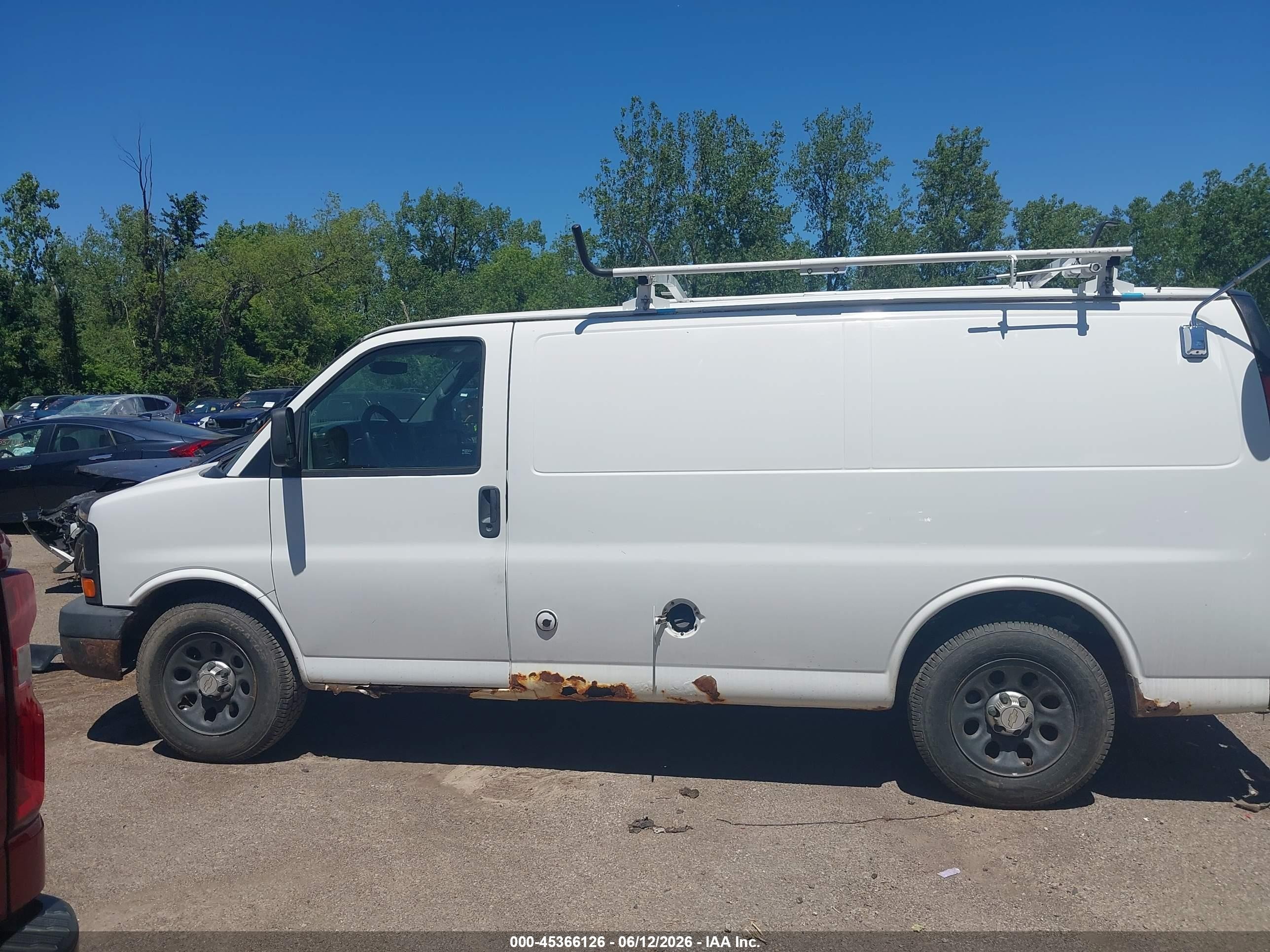 2010 Chevrolet Express 1500 Work Van White vin: 1GCUGADX8A1163842